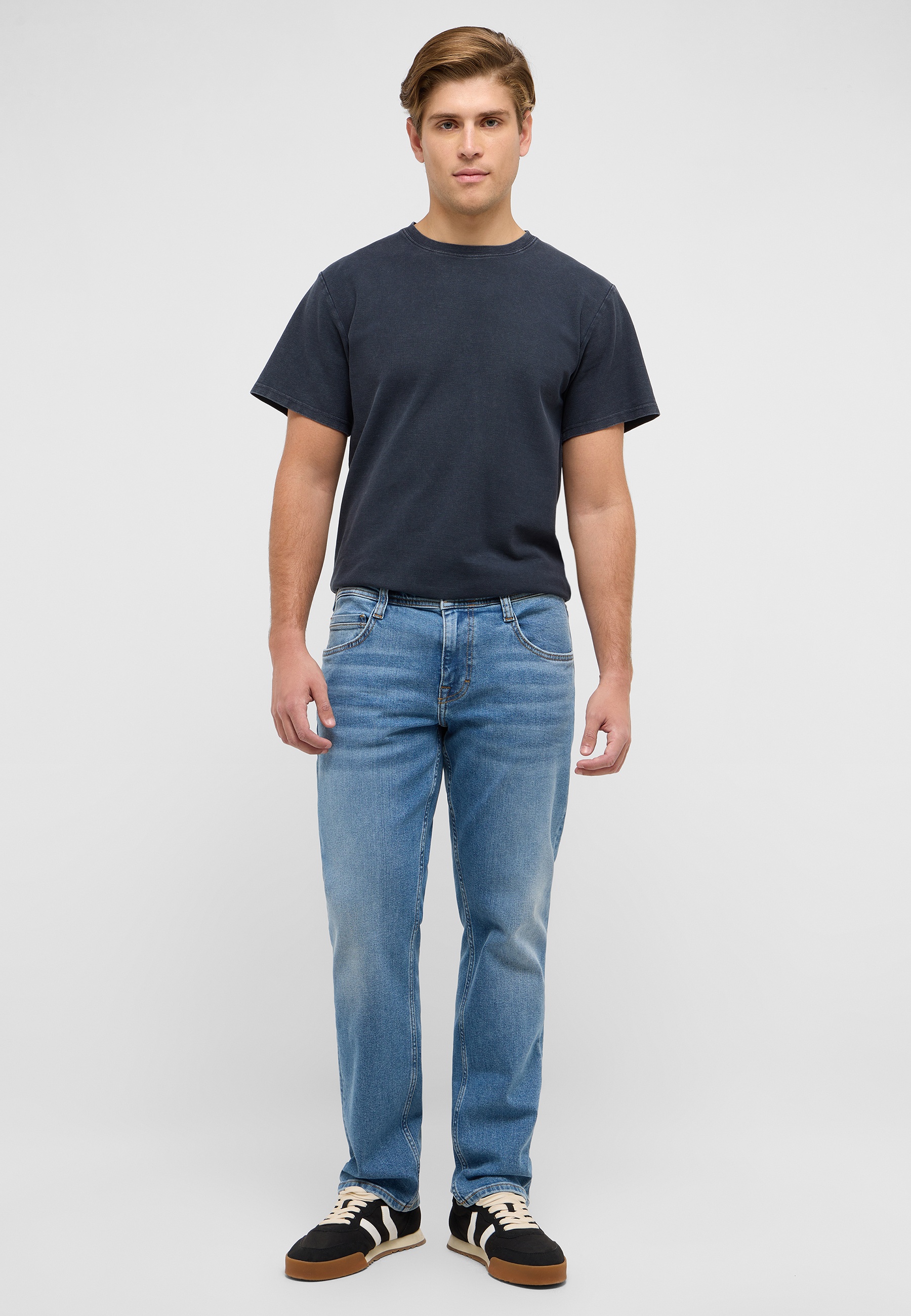 Hosen, T-shirt, Jeans, Person, Jugendlich