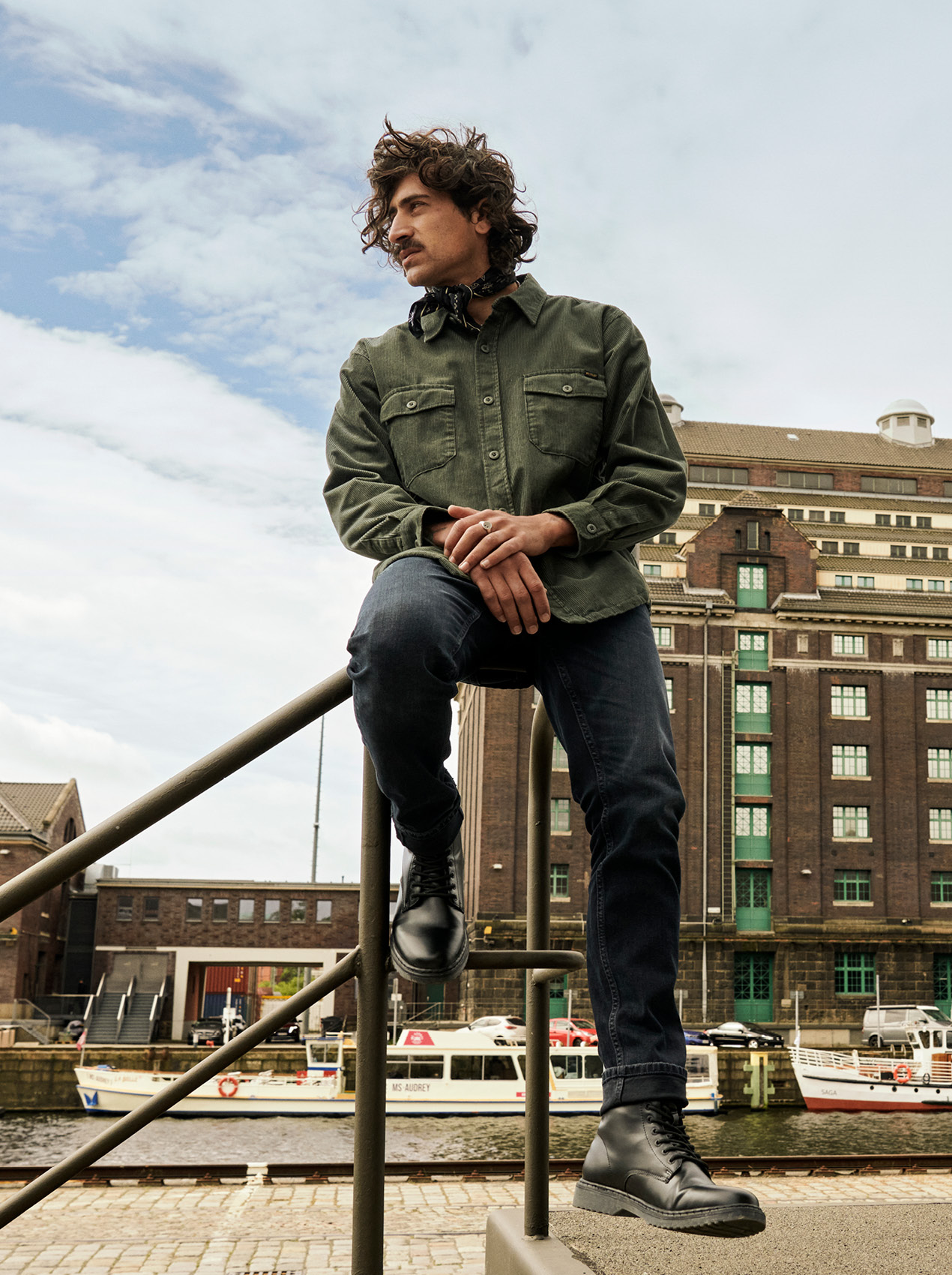 Hosen, Jeans, Jacke, Person, Sitzen