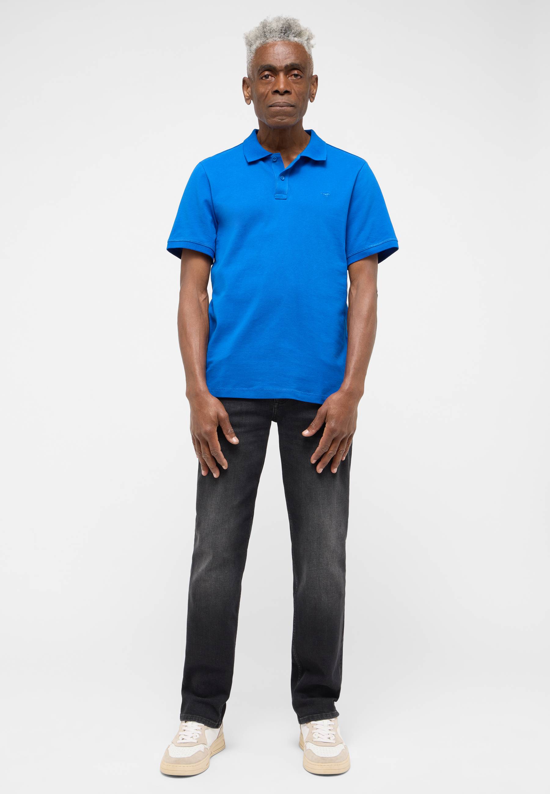 Bekleidung, T-shirt, Person, Stehend, Hosen