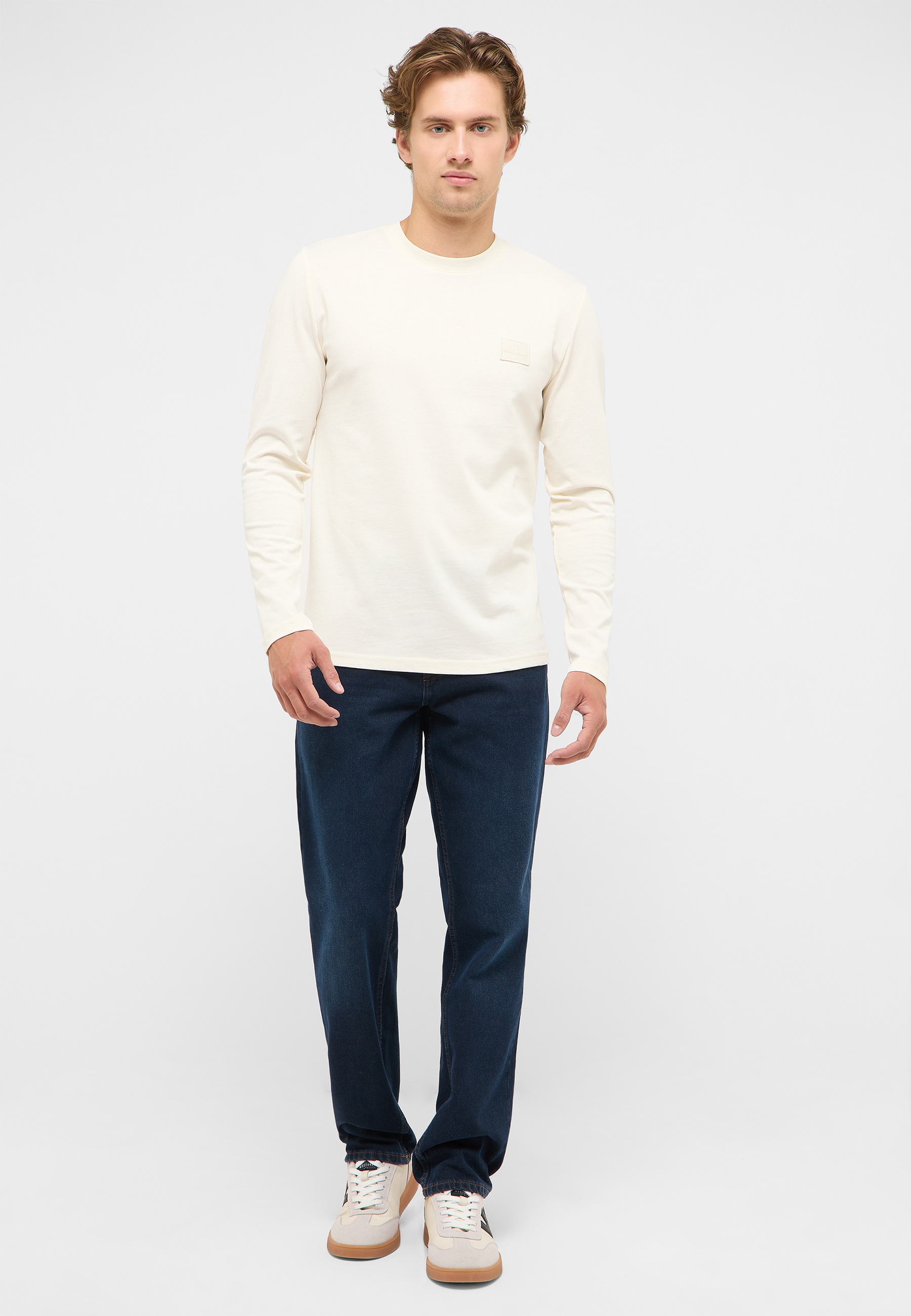 langsame, creme, crewneck, pocket, jeans