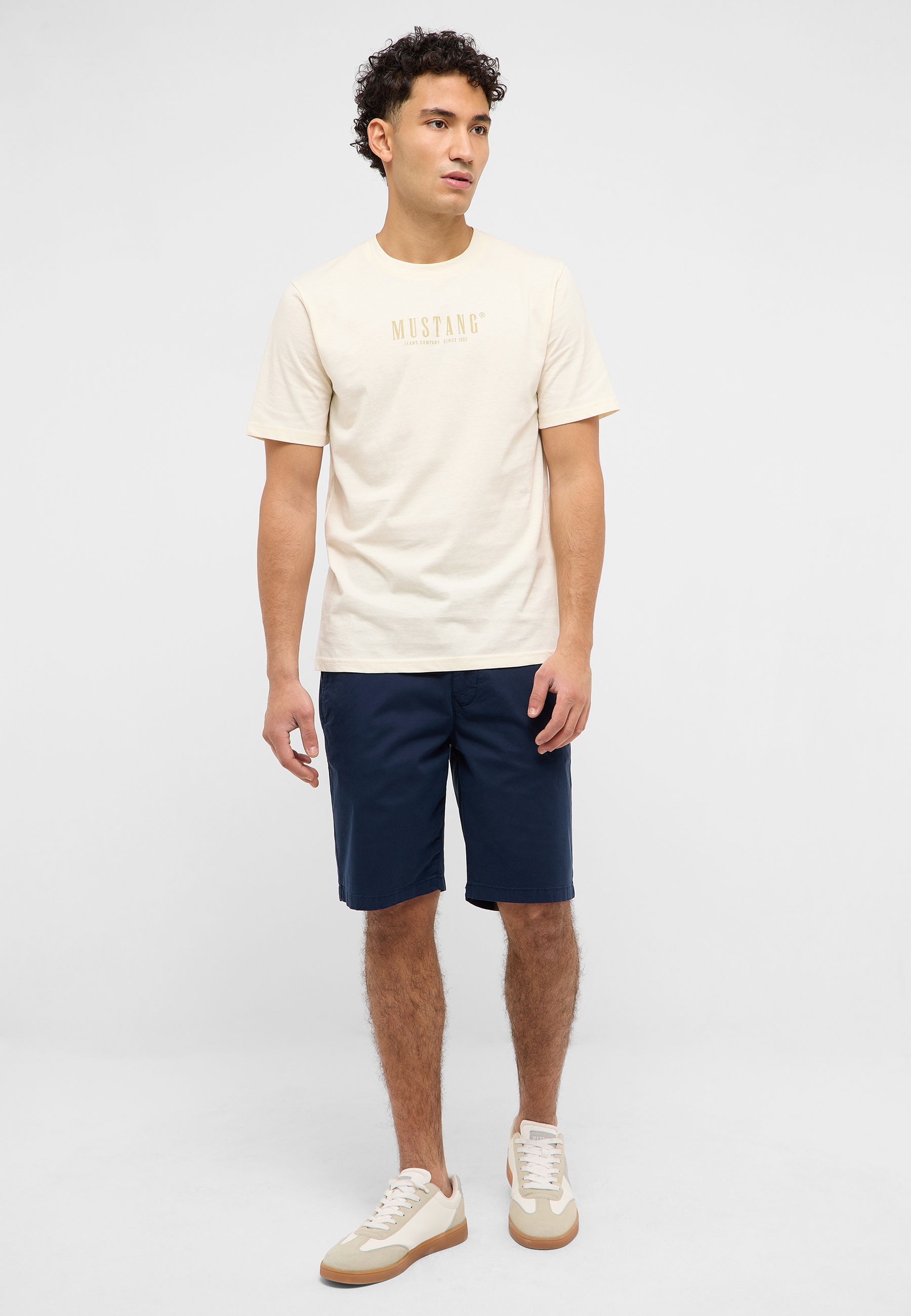 Bekleidung, Kurze Hosen, T-shirt, Person, Schuh