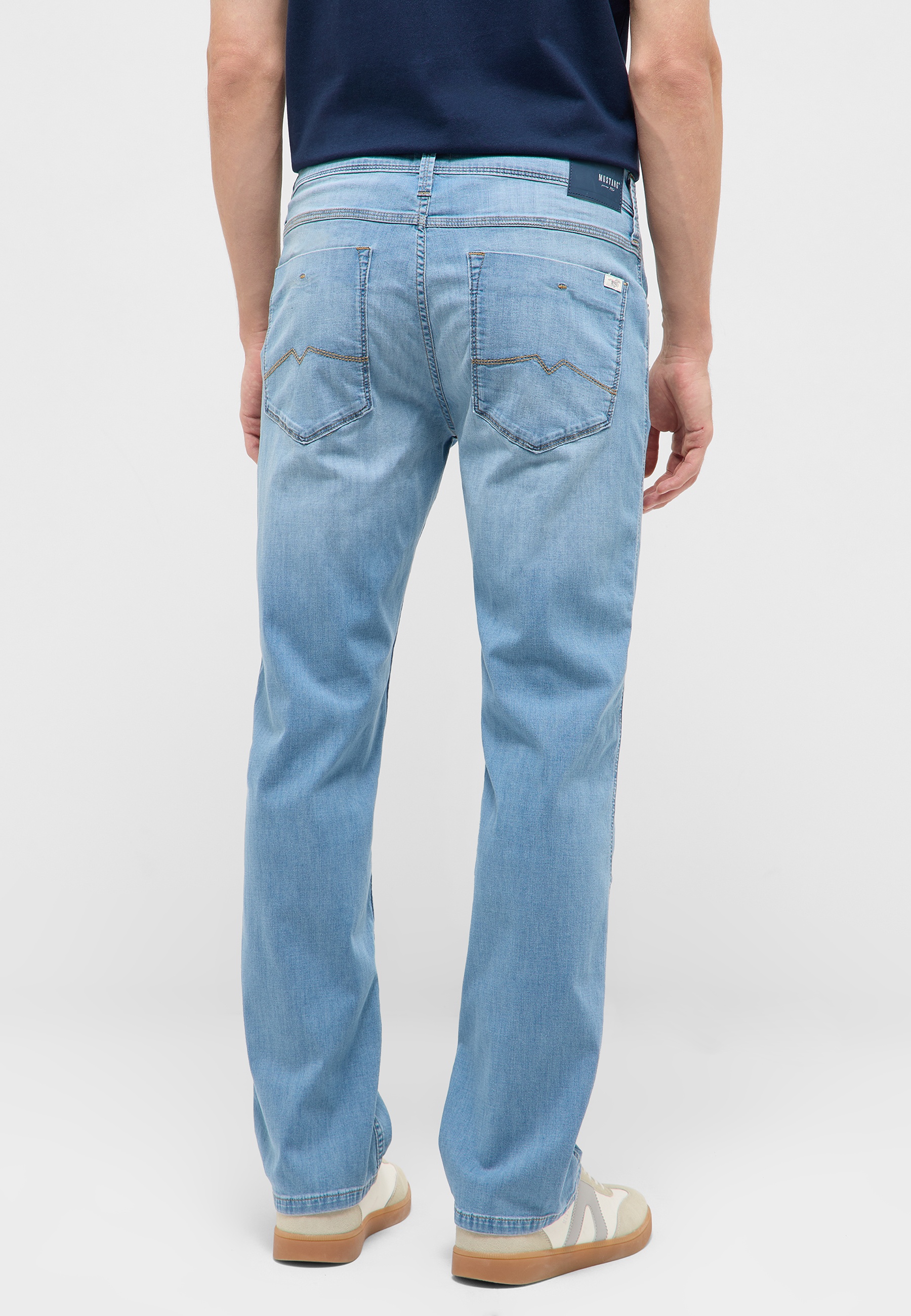 Jeans, helles Wasch, Rückentaschen, Naht-Verzierung, gerade Bein