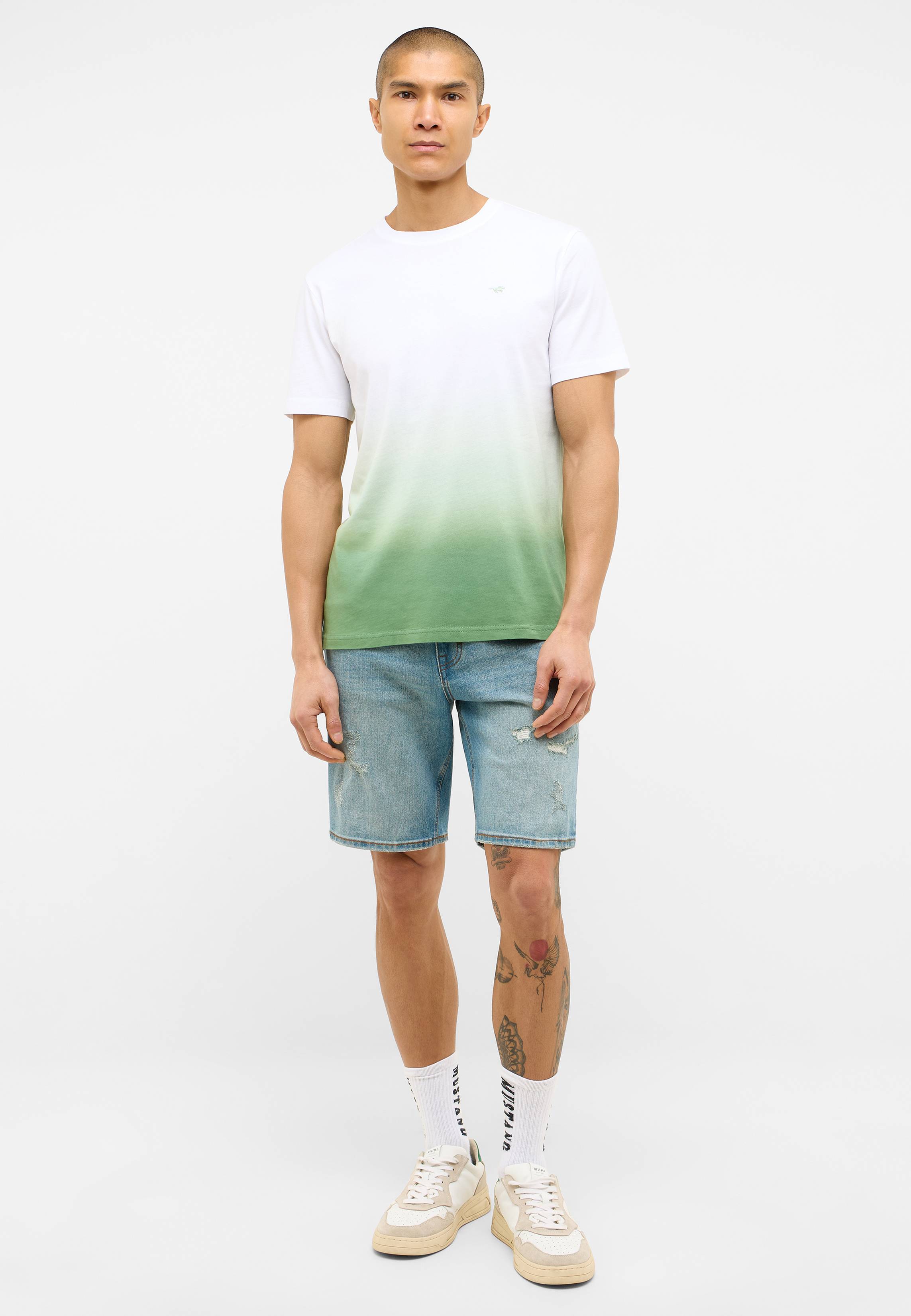 Bekleidung, Kurze Hosen, T-shirt, Person, Tätowierung