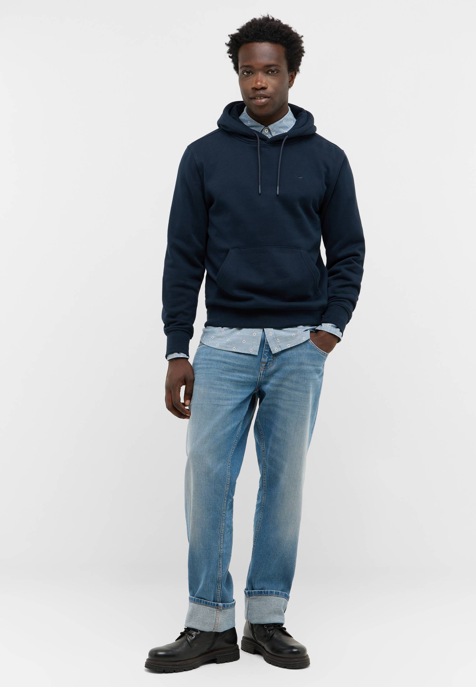 Hosen, Pullover, Sweatshirt, Kapuzenpulli, Person