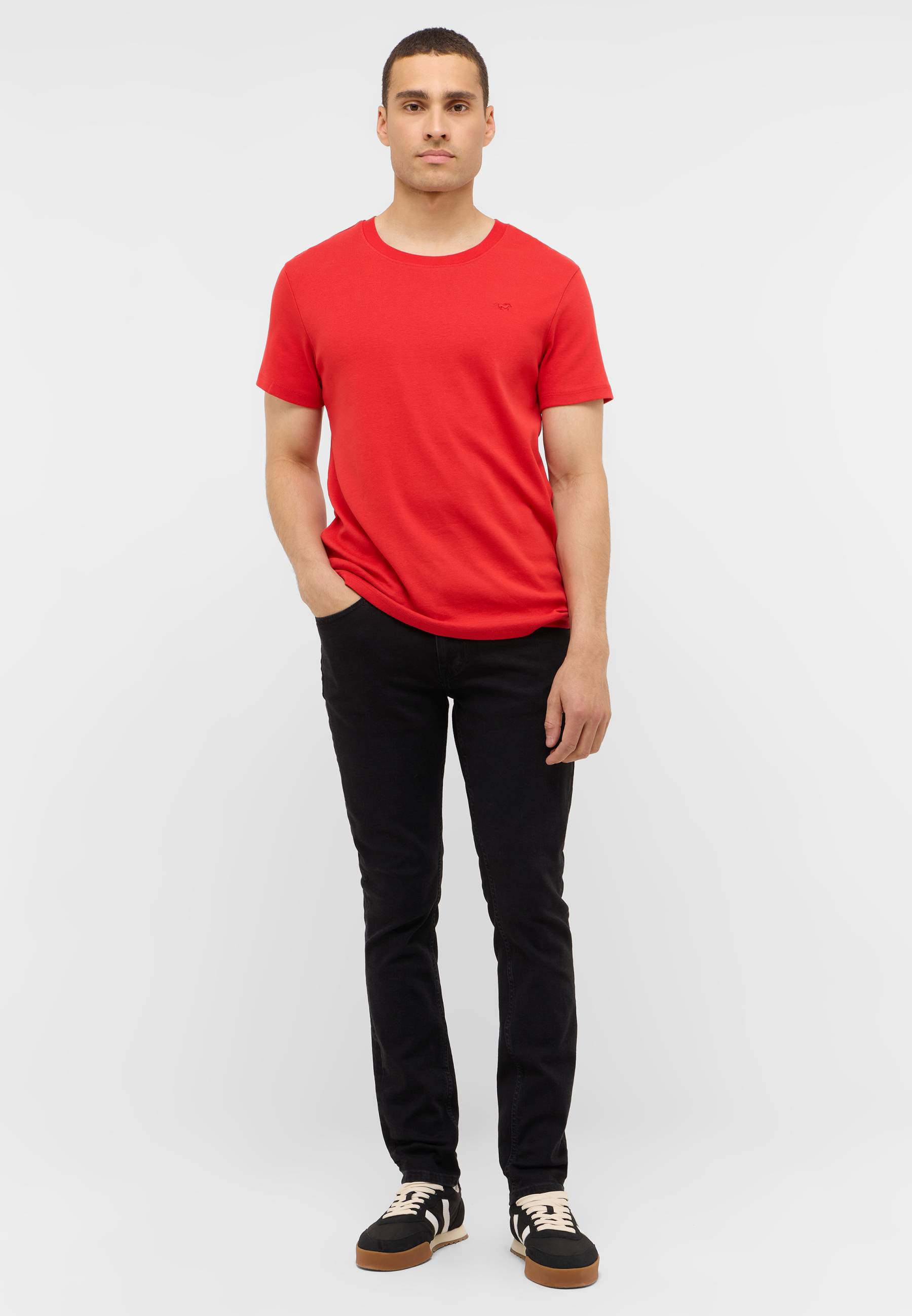 Bekleidung, T-shirt, Person, Stehend, Hosen