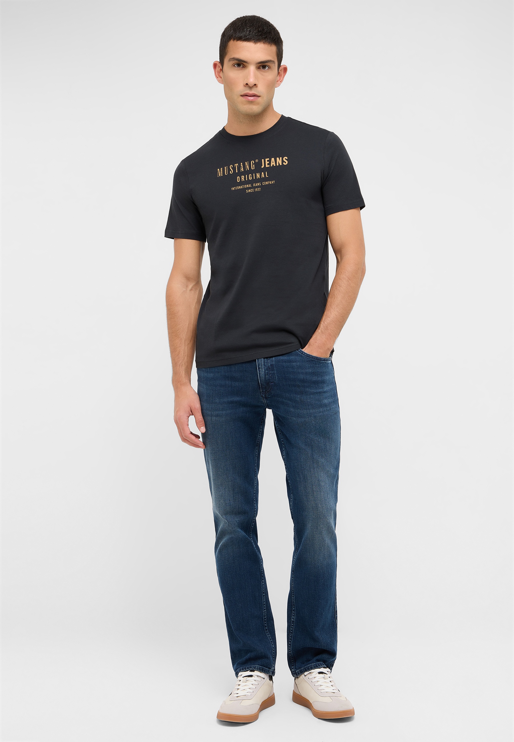 T-shirt, Hosen, Erwachsener, Mann, Person