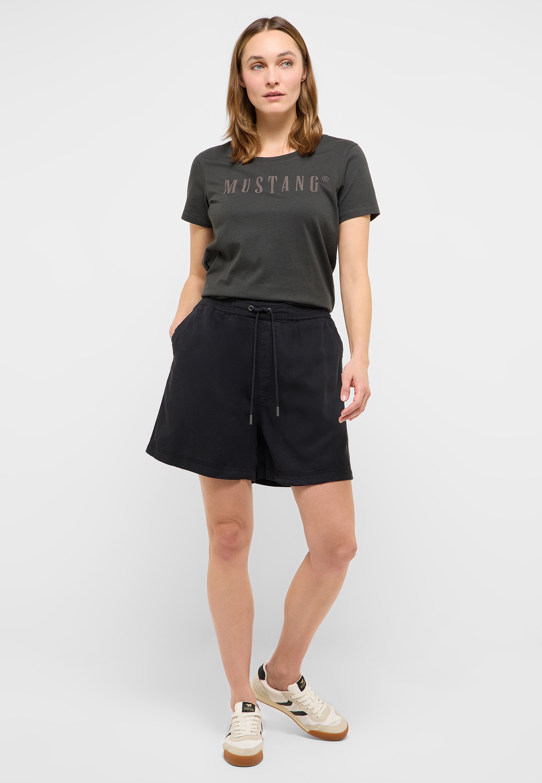 Bekleidung, Kurze Hosen, Rock, Person, Schuh