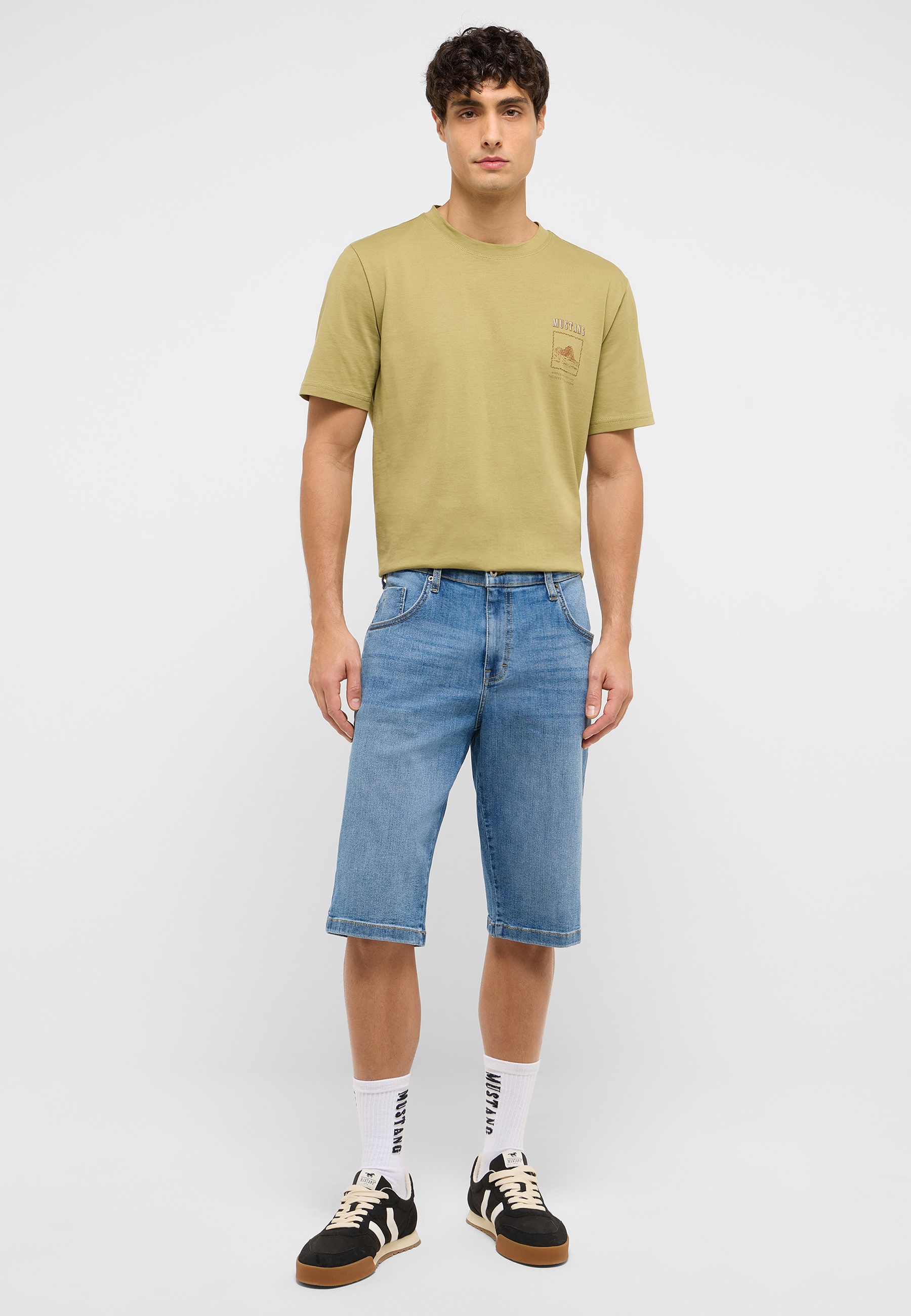 Kurze Hose, Hosen, Person, Schuh, Sneaker