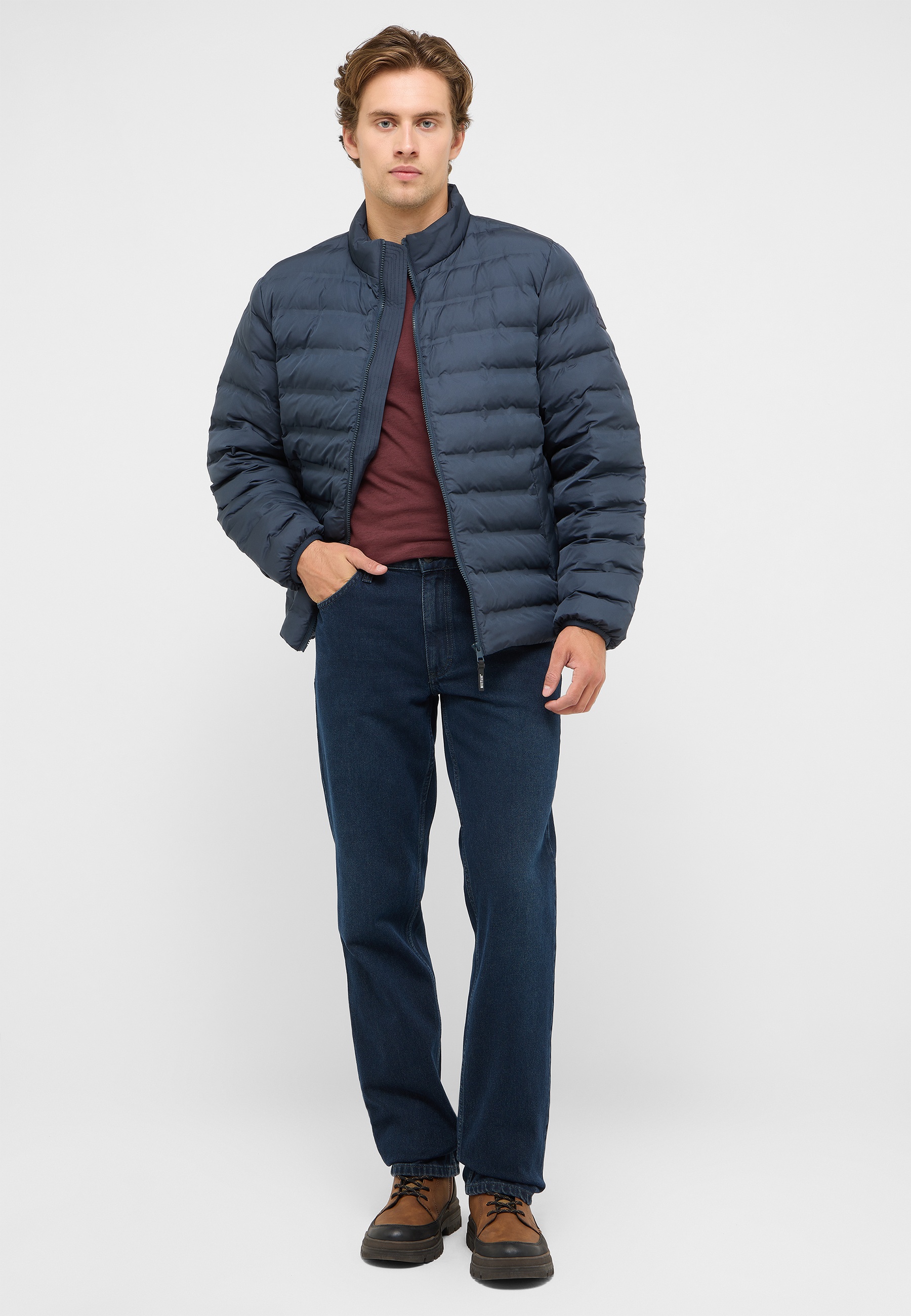 dunkelblaue jacke, pufferjacke, keine marke sichtbar, casual outfit, midlayer