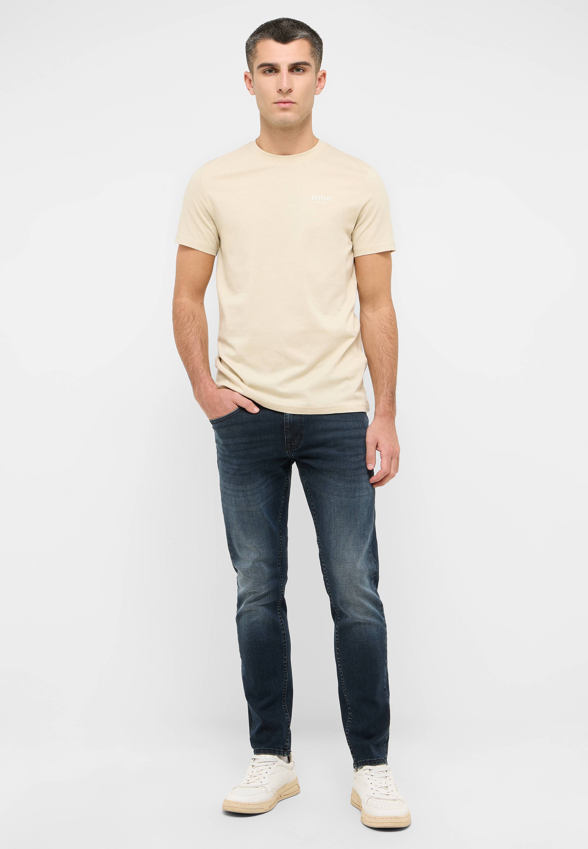 T-shirt, Hosen, Person, Stehend, Mann