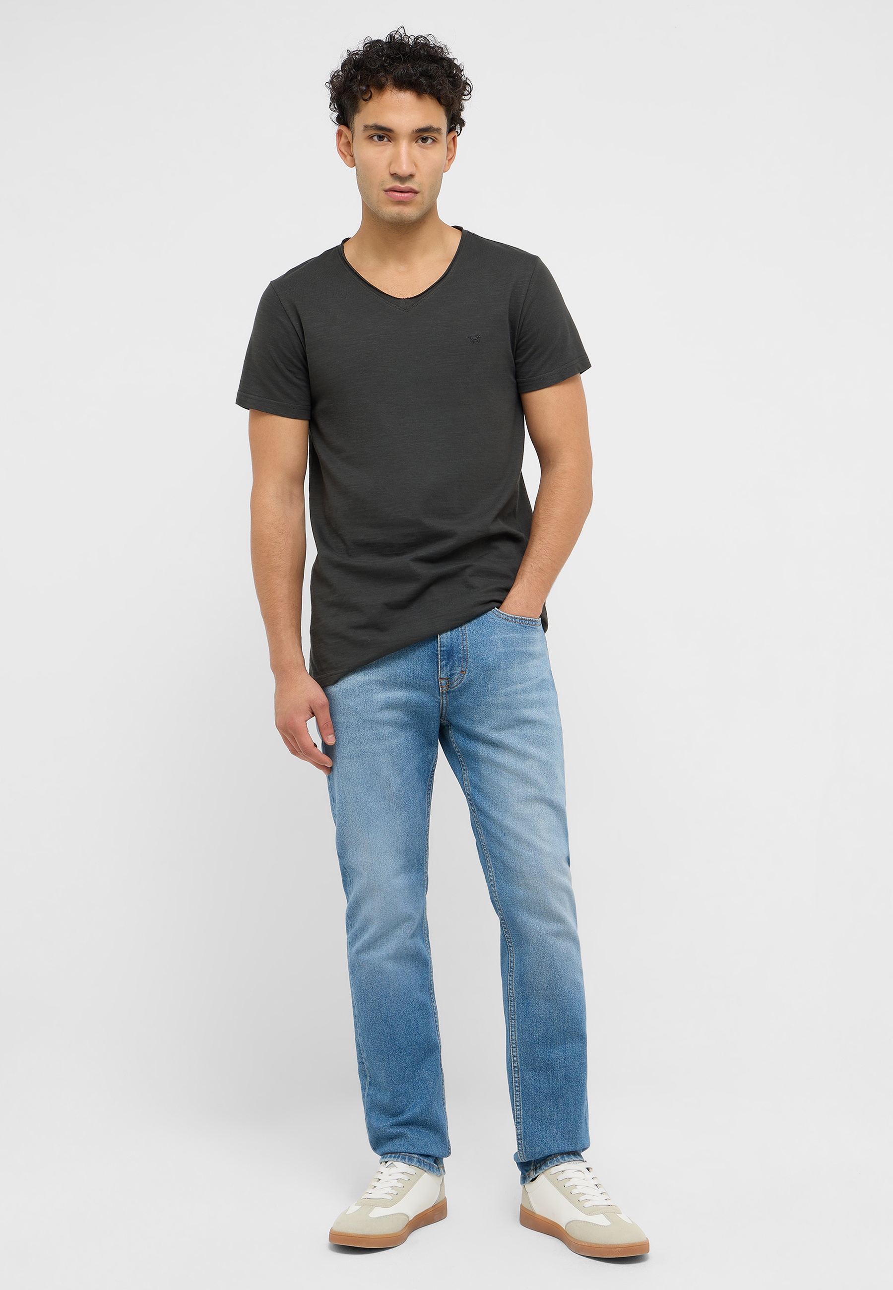Hosen, T-shirt, Jeans, Person, Stehend