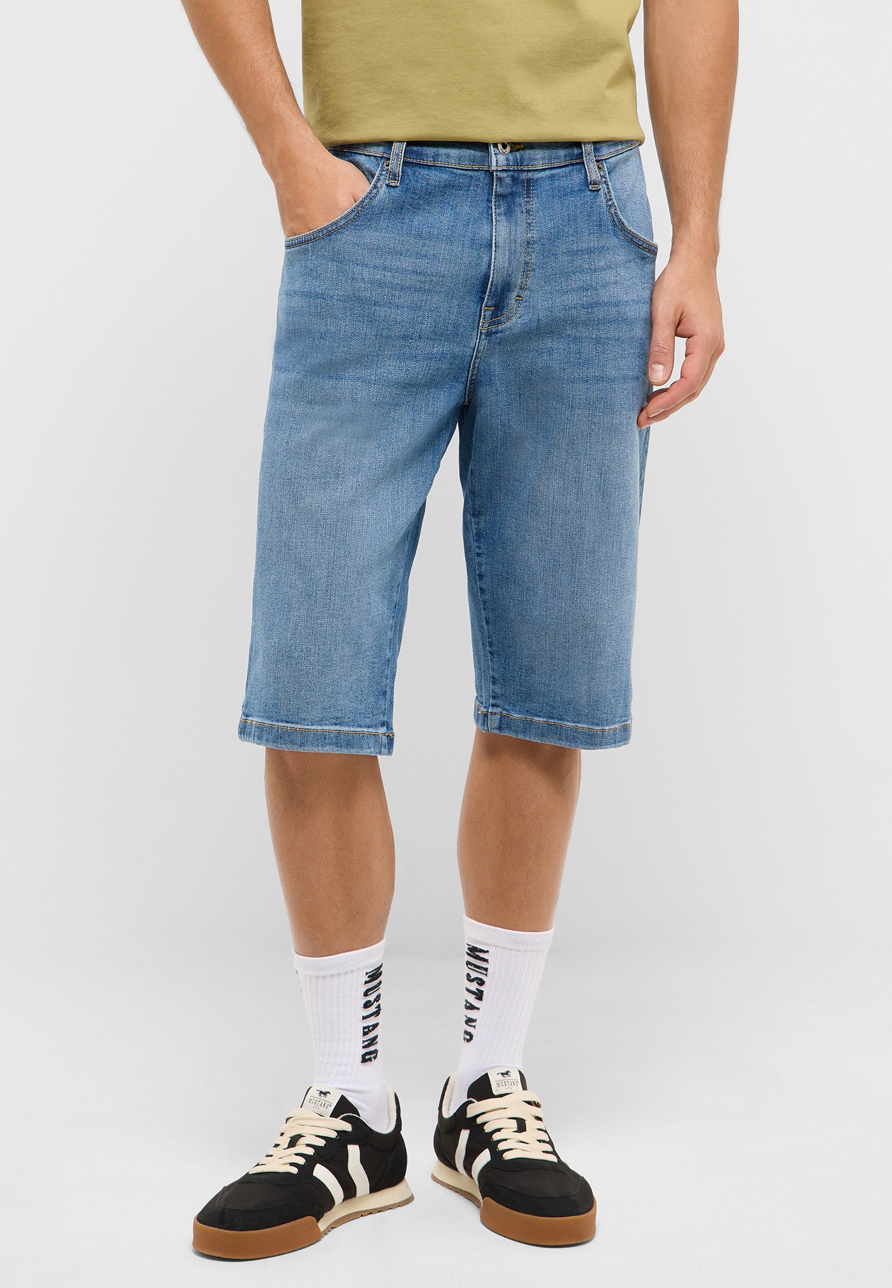 Kurze Hose, Hosen, Schuh, Sneaker, Person