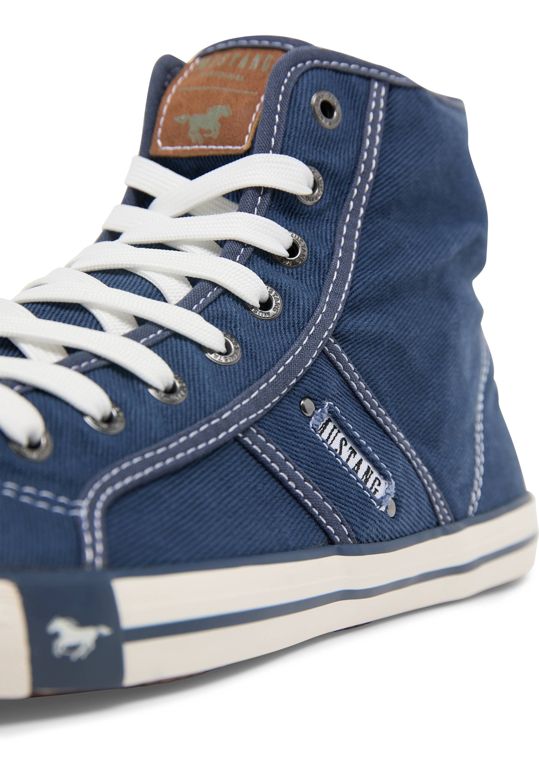 jeans-stoff, Mid-ankle Sneaker, weiße Schnürsenkel, blaues Canvas, weiße Gummisohle