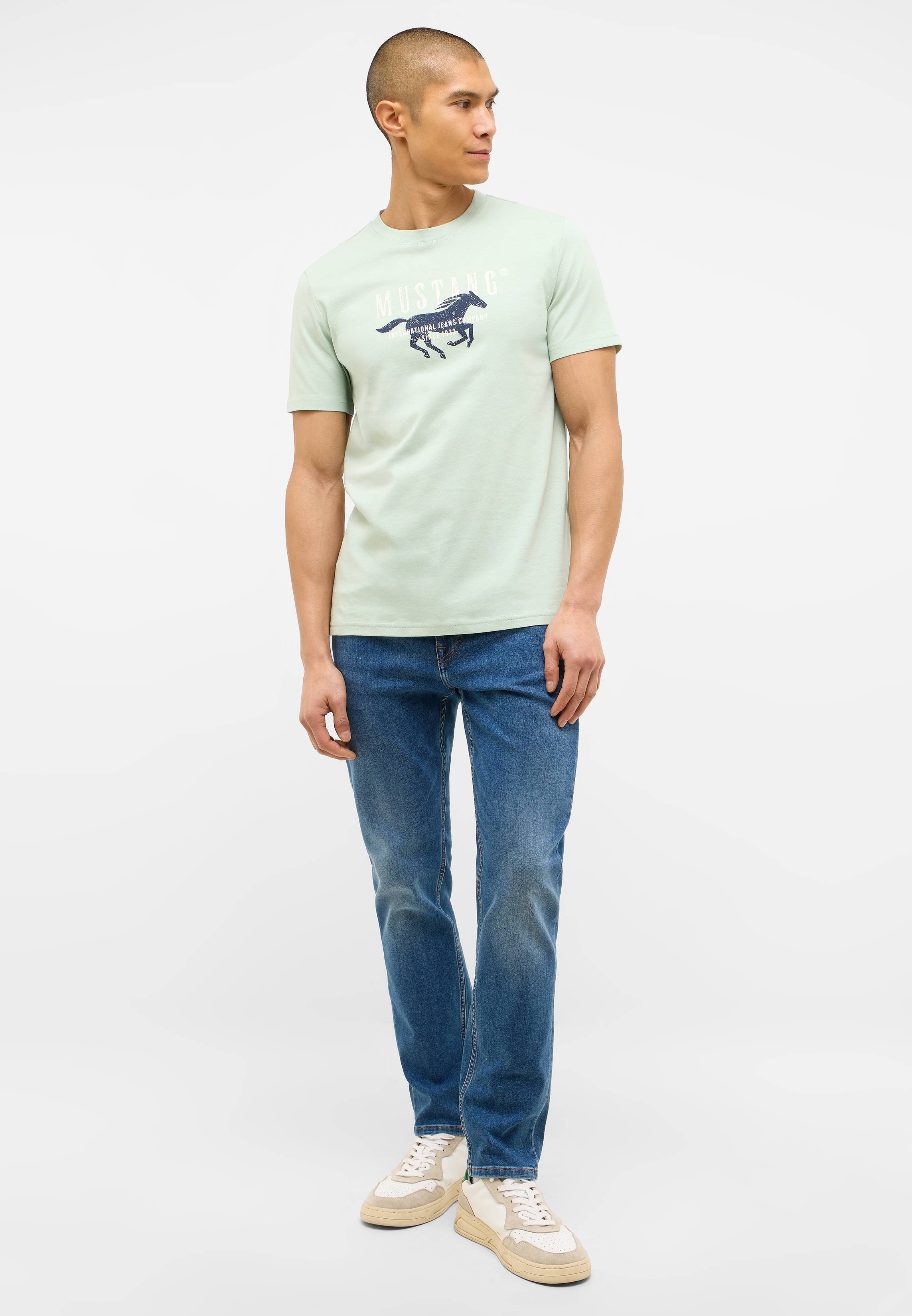 Bekleidung, T-shirt, Hosen, Person, Stehend