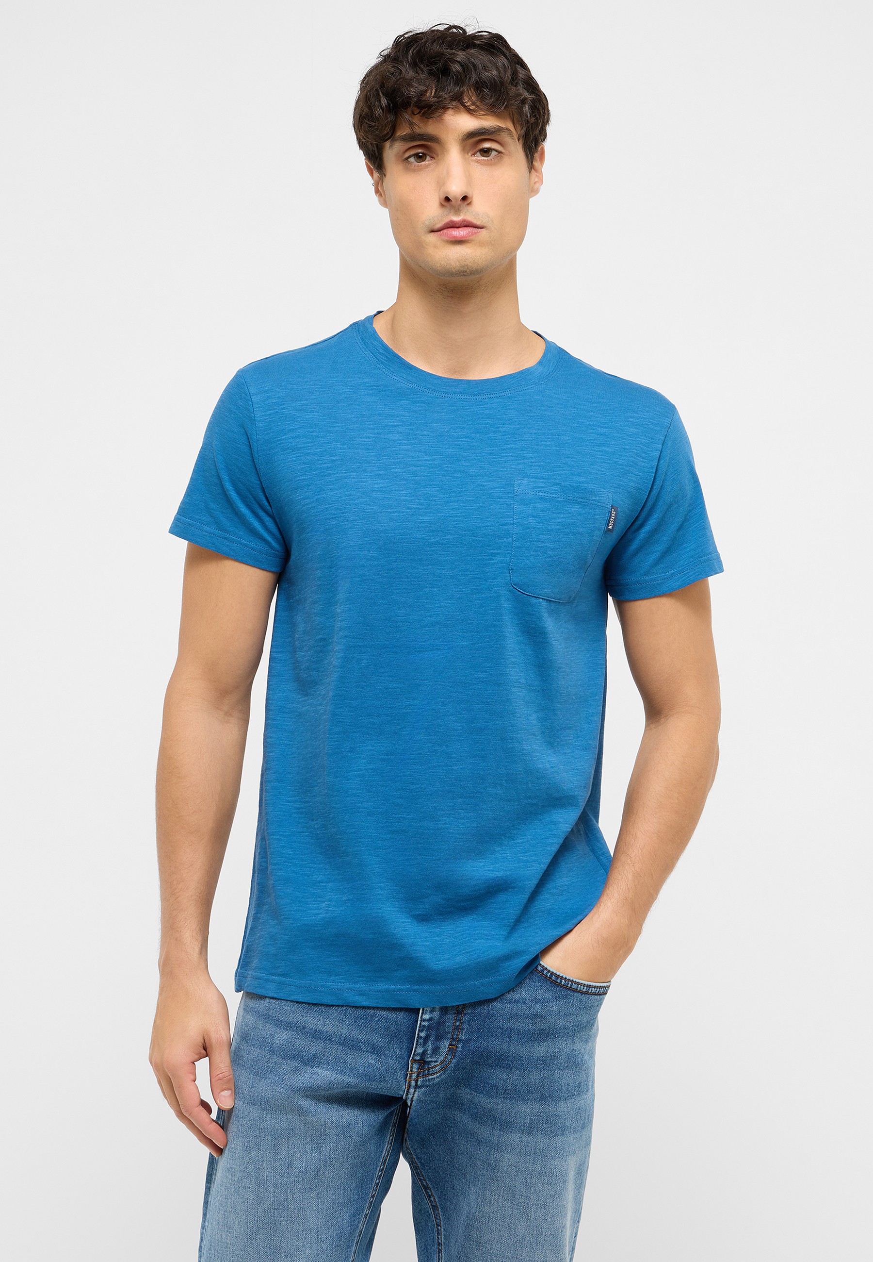 Bekleidung, T-shirt, Person, Jeans, Hosen