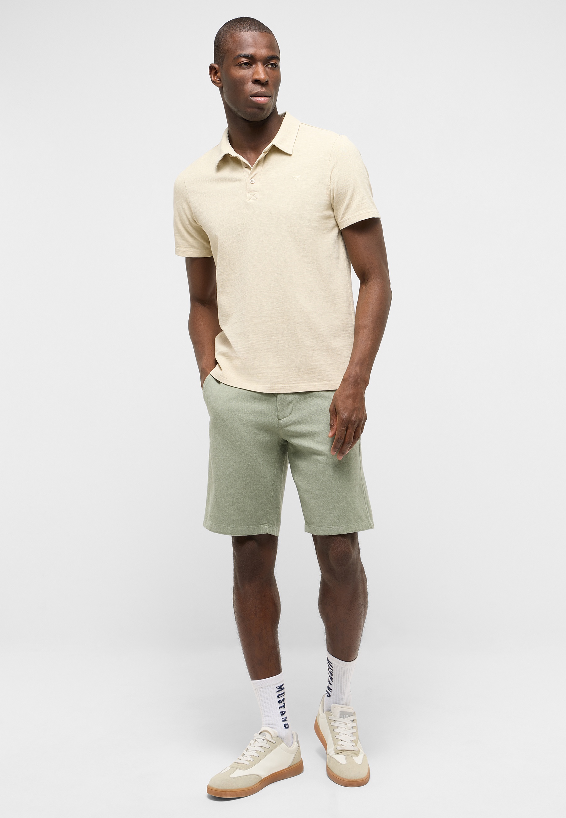 polo-polohemd, beige, kurze-hose, grün, sneaker