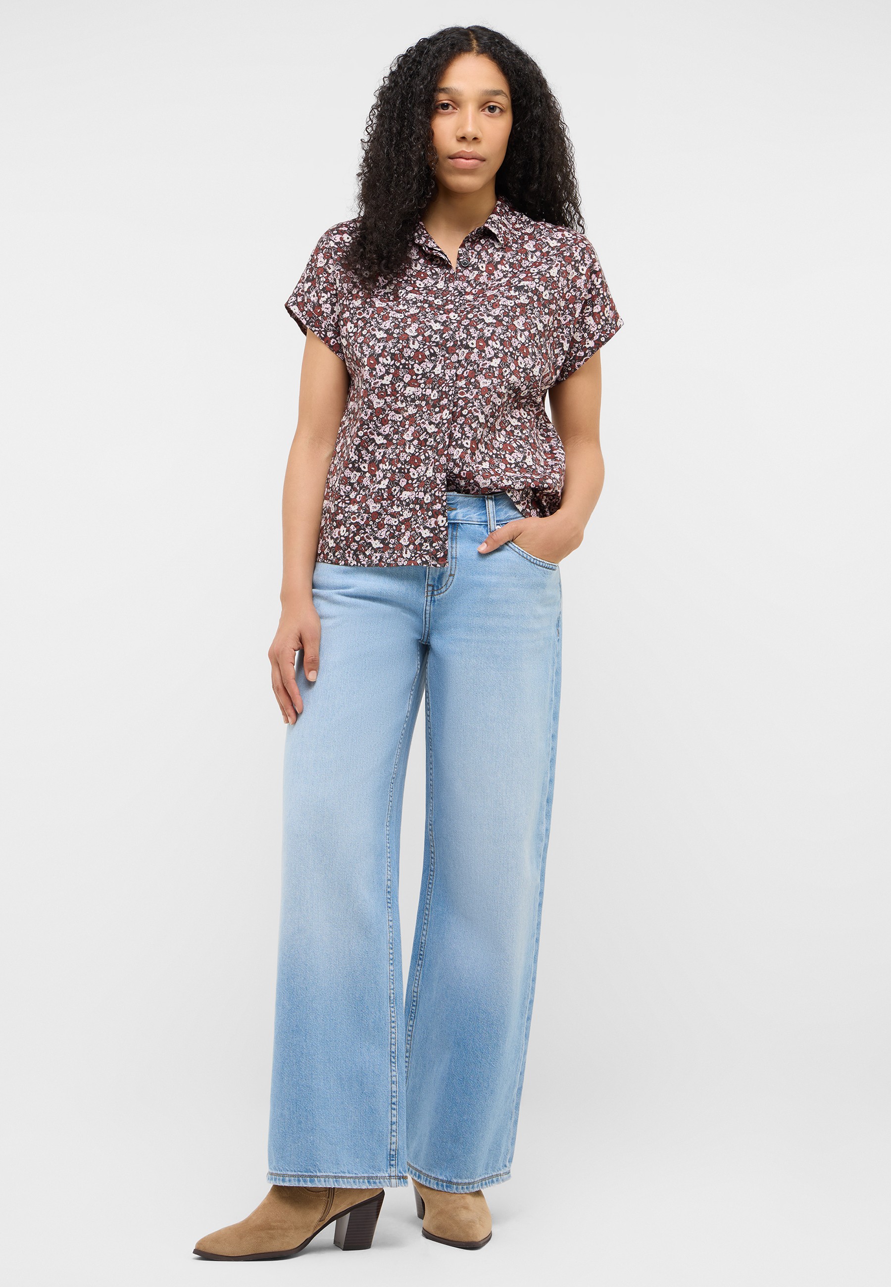 bluse, blumenmuster, kurzärmelig, knopfleiste, jeanshose