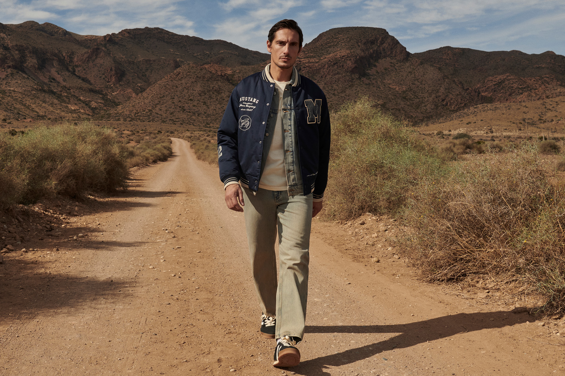 Person, Stehend, Hosen, Kies, Jacke, Person, Stehend, Hosen, Kies, Jacke