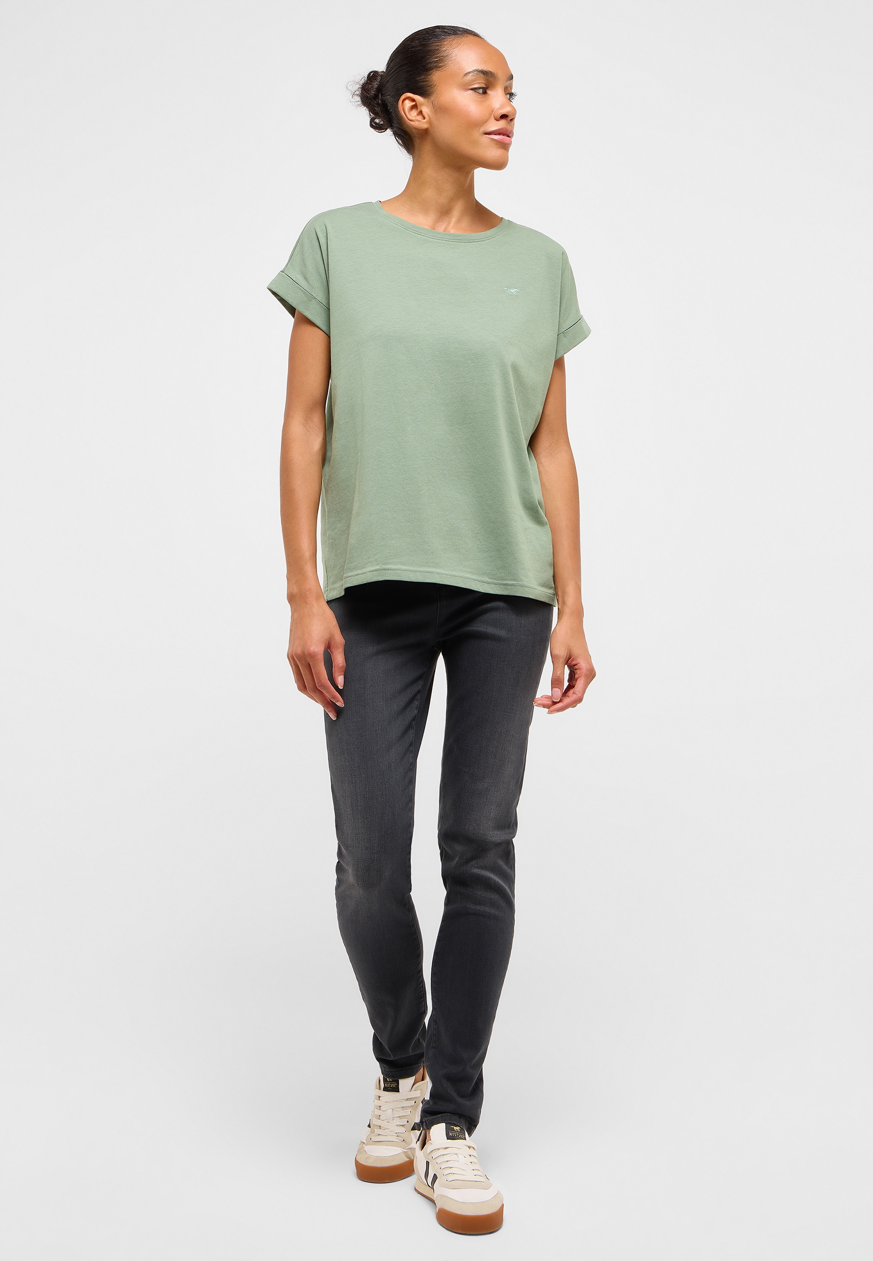 Bekleidung, T-shirt, Person, Bluse, Ärmel