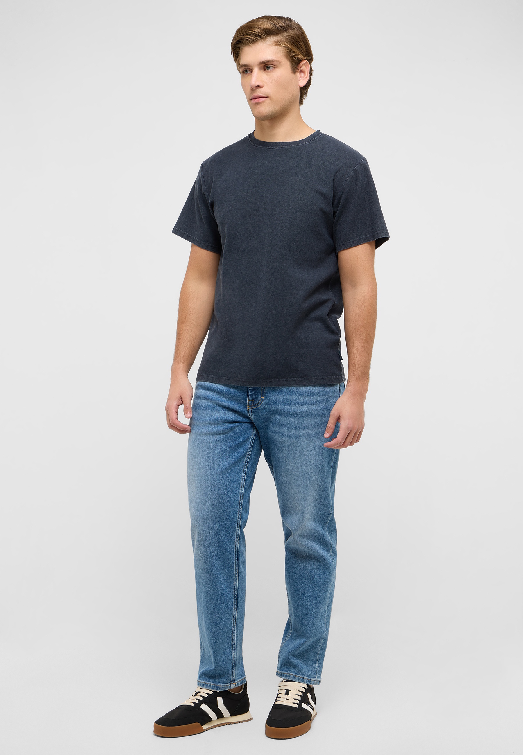 Hosen, T-shirt, Person, Jeans, Stehend