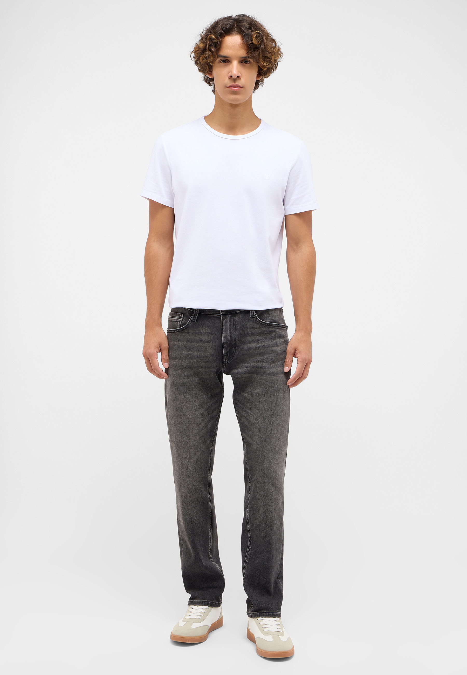 Bekleidung, T-shirt, Hosen, Person, Stehend