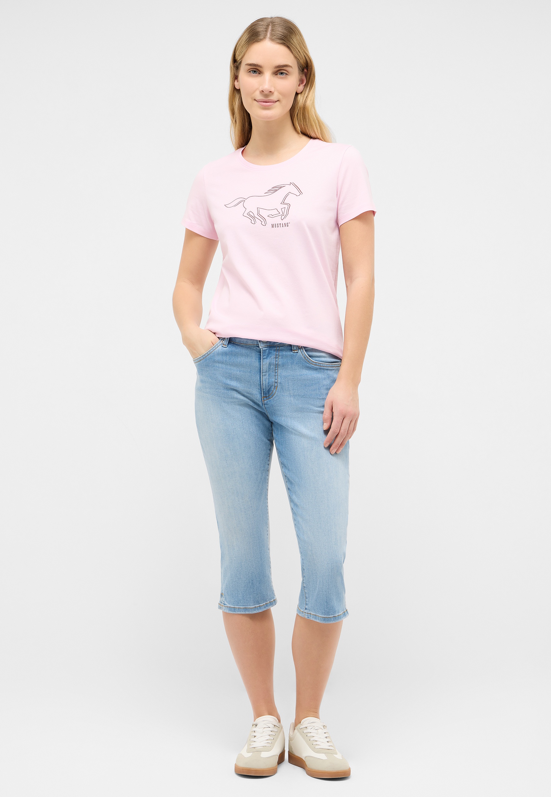 pinkes t-shirt, grafik t-shirt, pferd print, kurze ärmel, knielange jeans