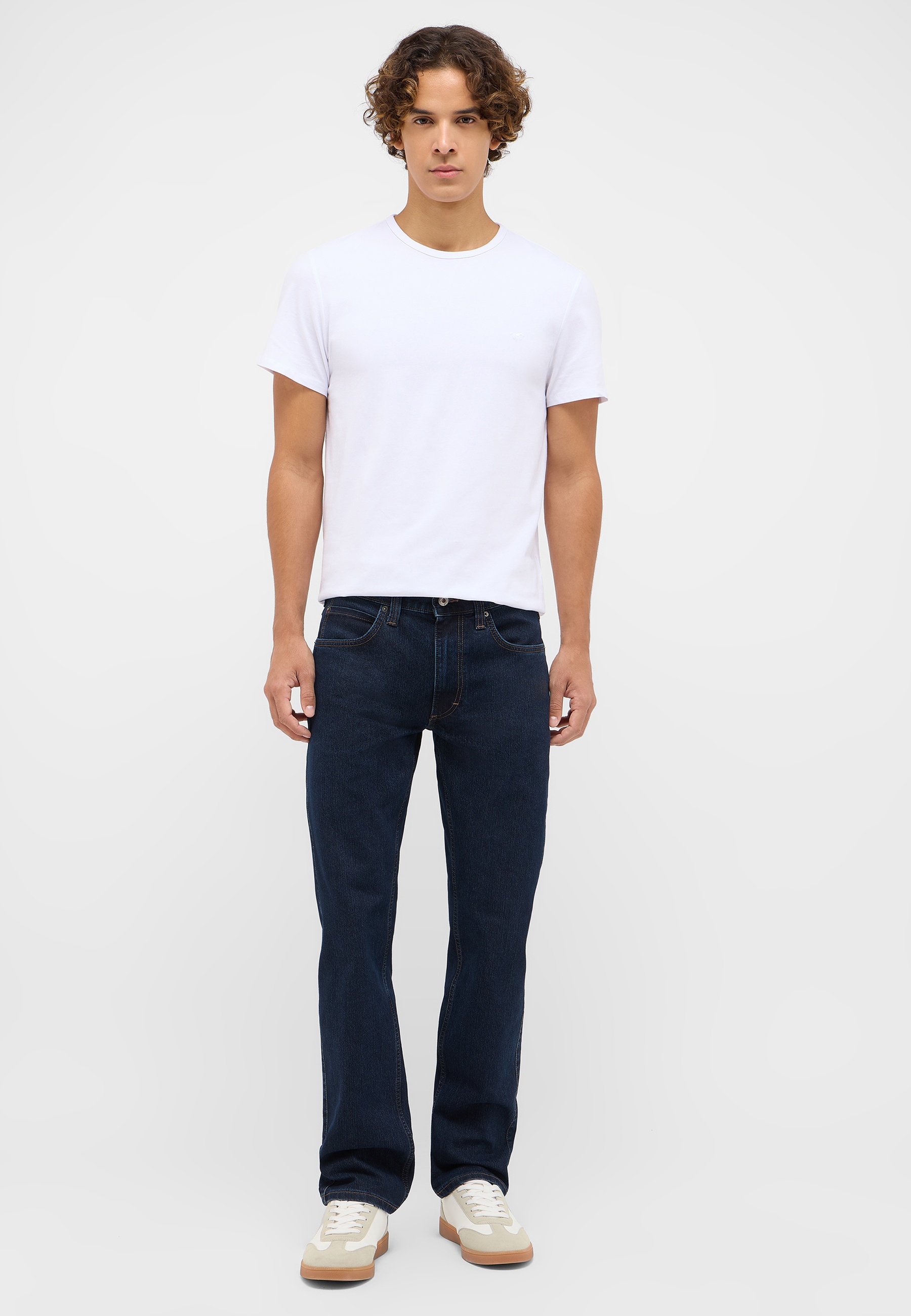 Hosen, T-shirt, Jeans, Person, Stehend