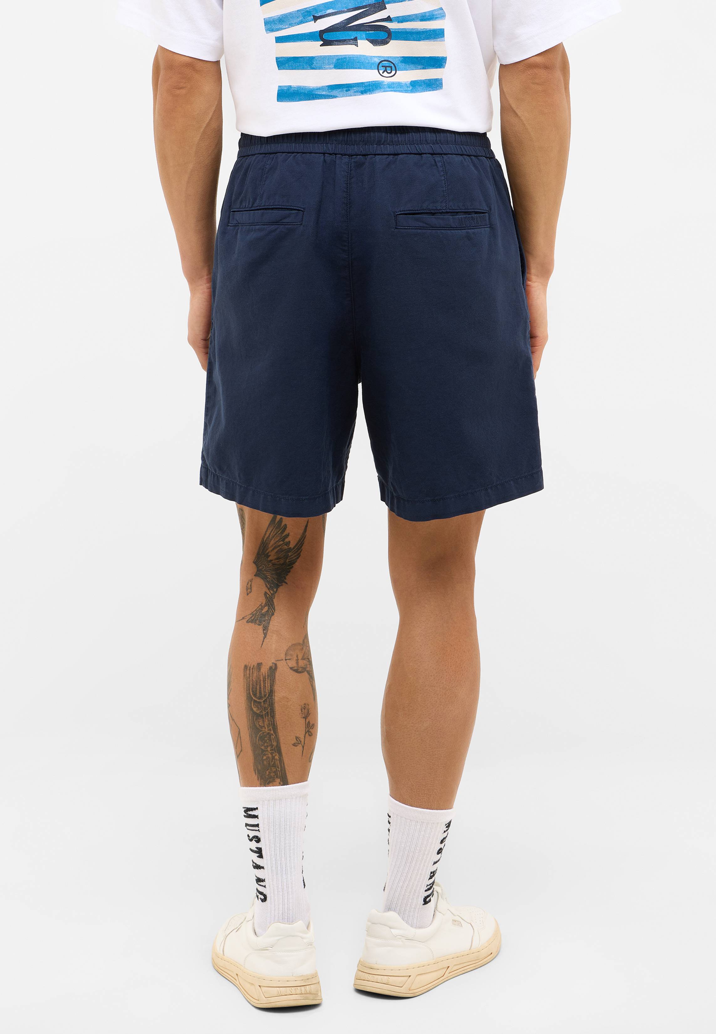 Bekleidung, Kurze Hosen, Person, Haut, Tätowierung