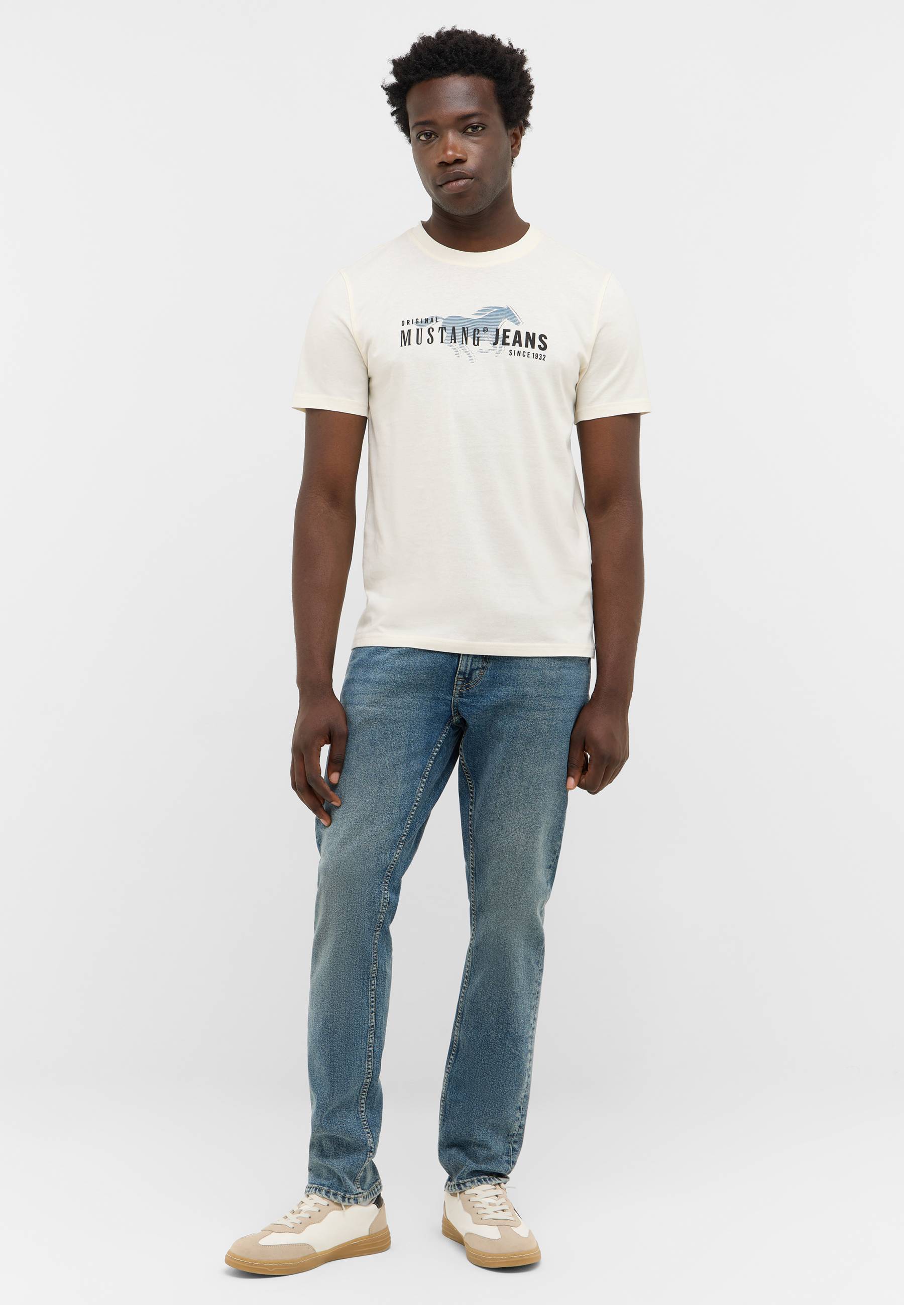 T-shirt, Hosen, Person, Stehend, Hemd