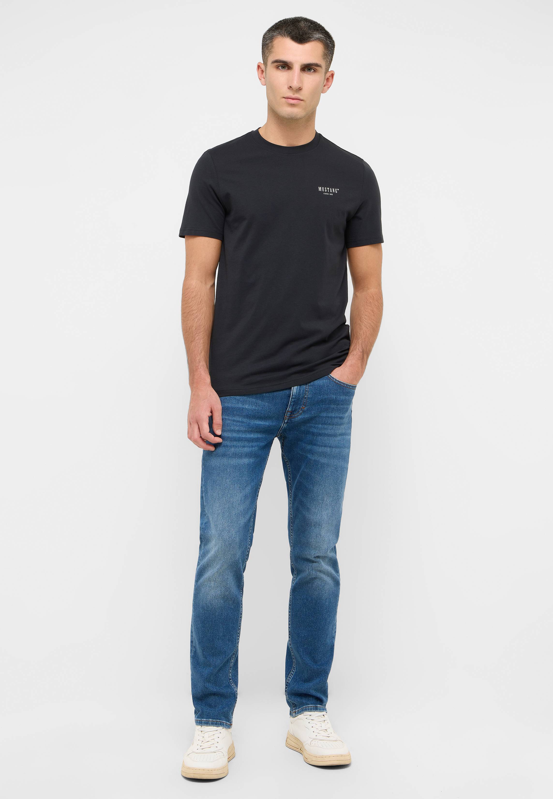 T-shirt, Hosen, Erwachsener, Mann, Person