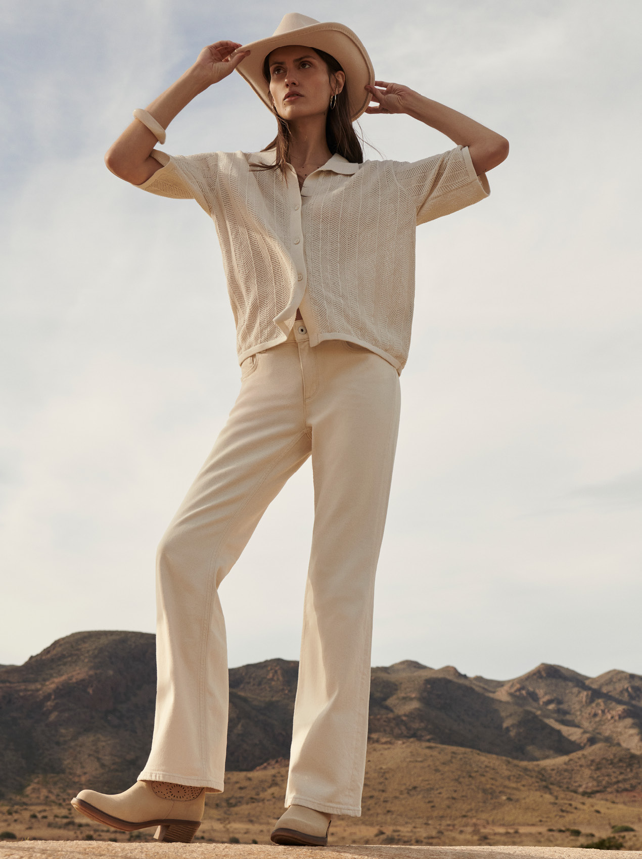 beige, weite hose, knit top, fedora, kegelformiges outfit