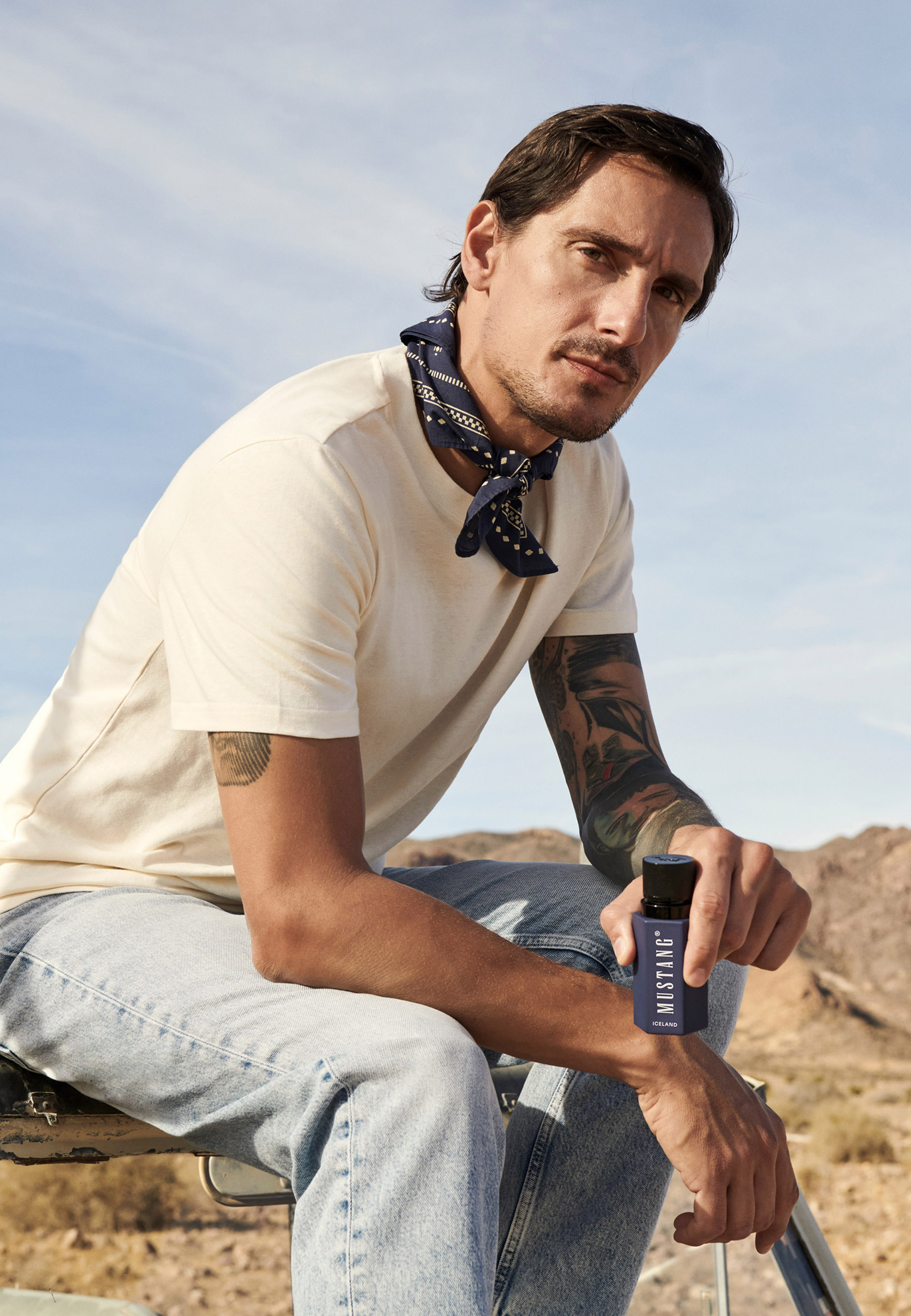 T-Shirt, Bandana, Nackenbandana, Tätowierung, Beiges T-Shirt