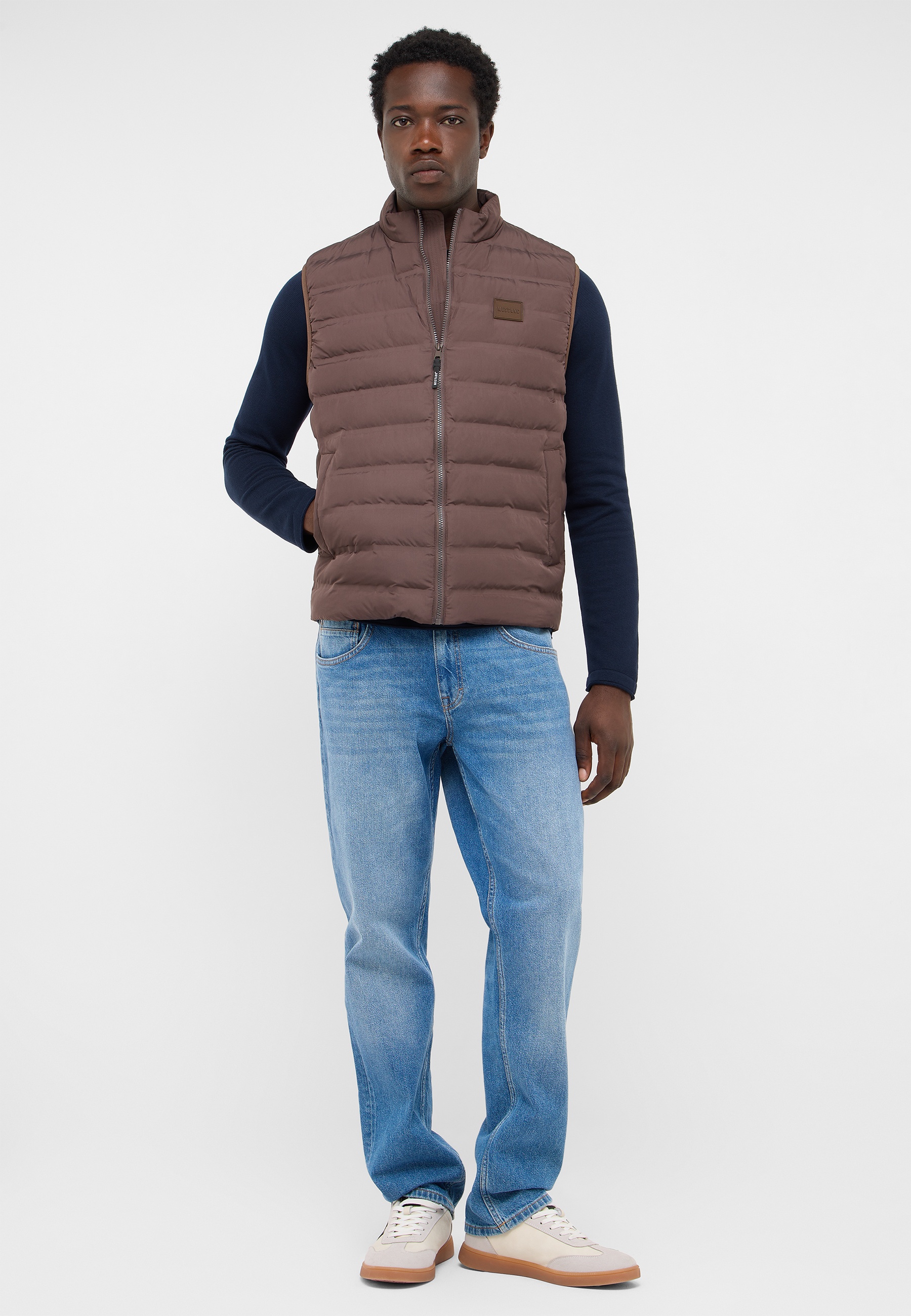 Puffer-Weste, Mann Sweatshirt, blaue Ärmel, Reißverschluss, casual Jeans