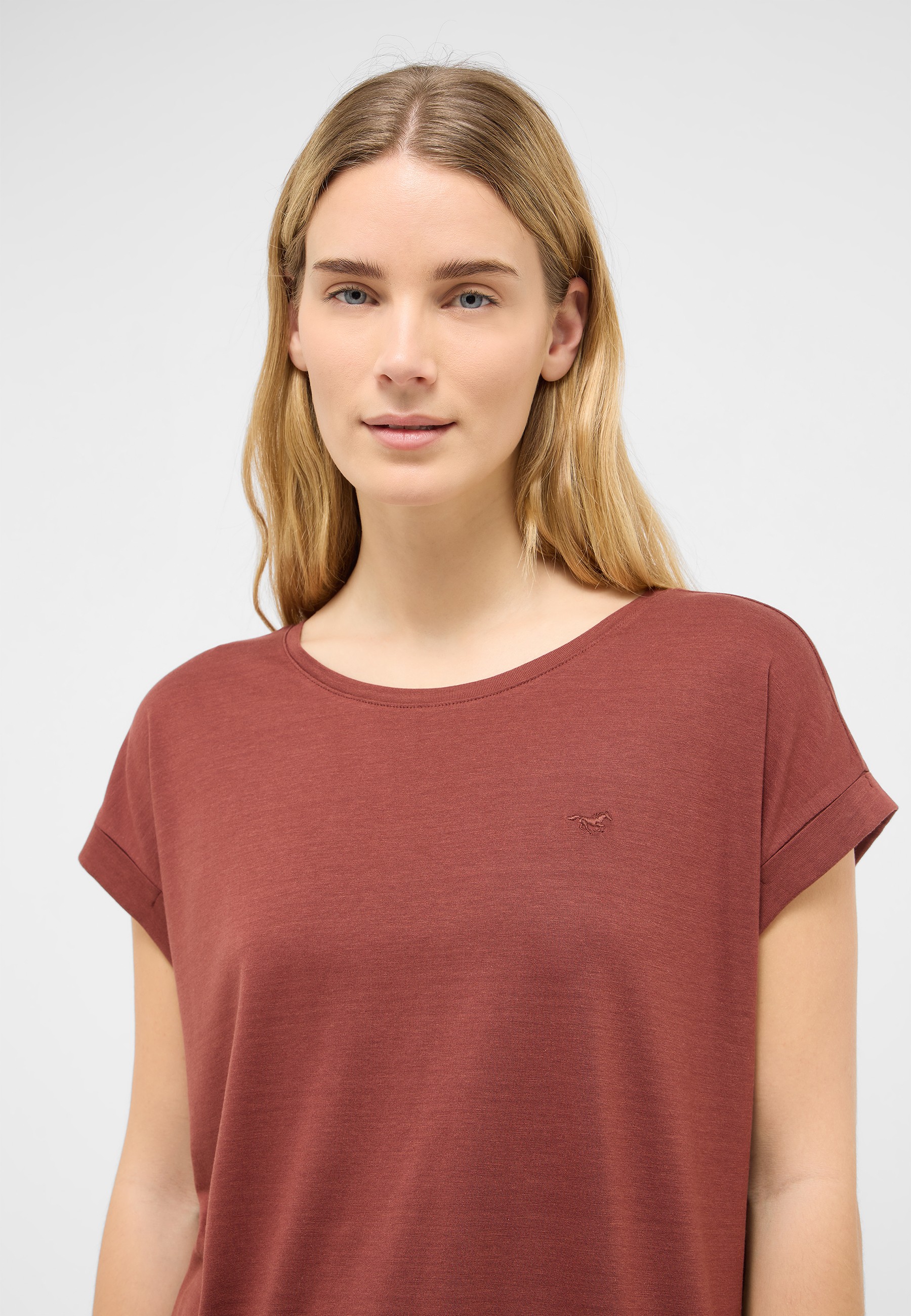 t-shirt, rosé-rot, kurzarm, rundhals, logo-aufnäher