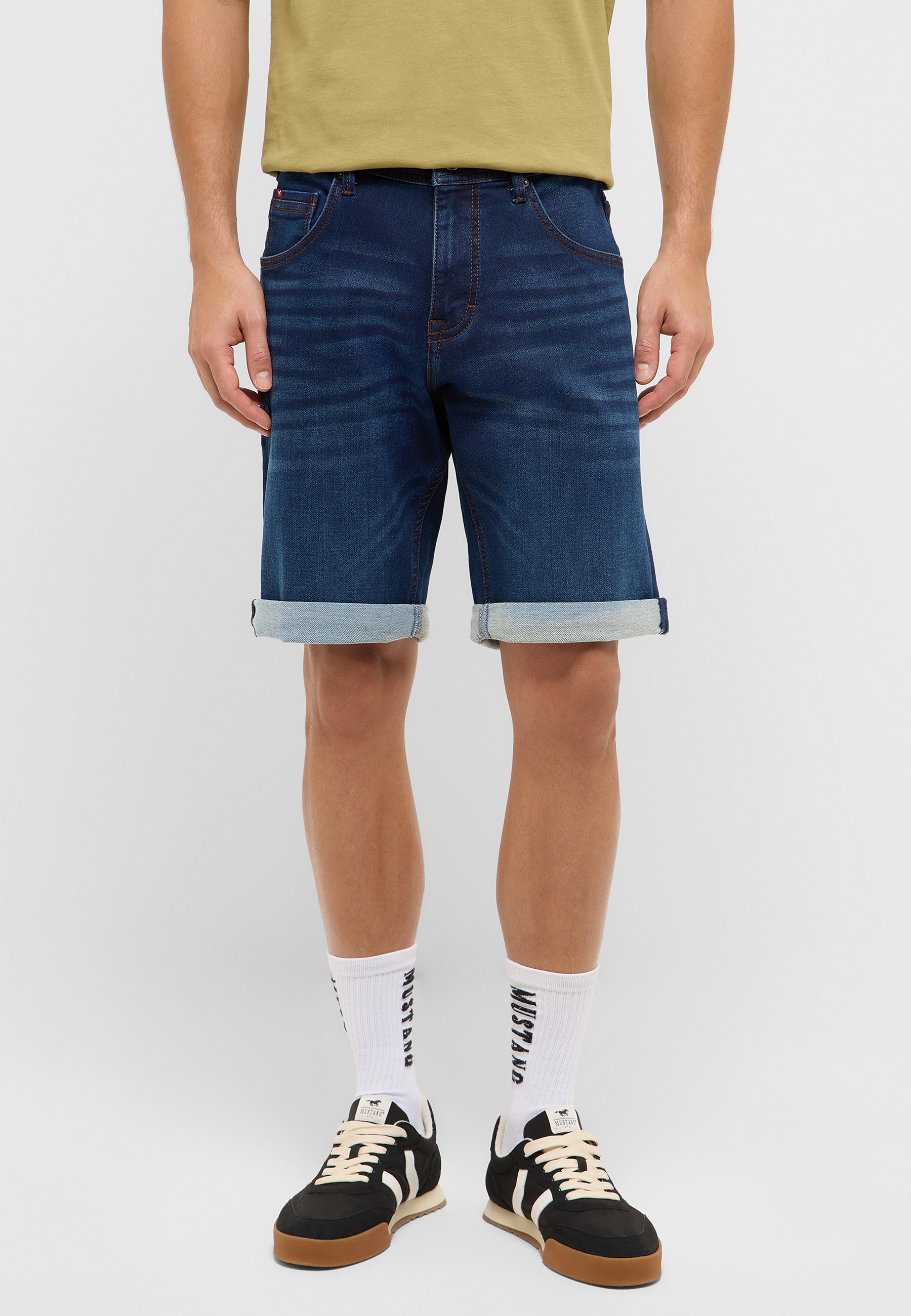 Bekleidung, Kurze Hosen, Schuh, Sneaker, Person