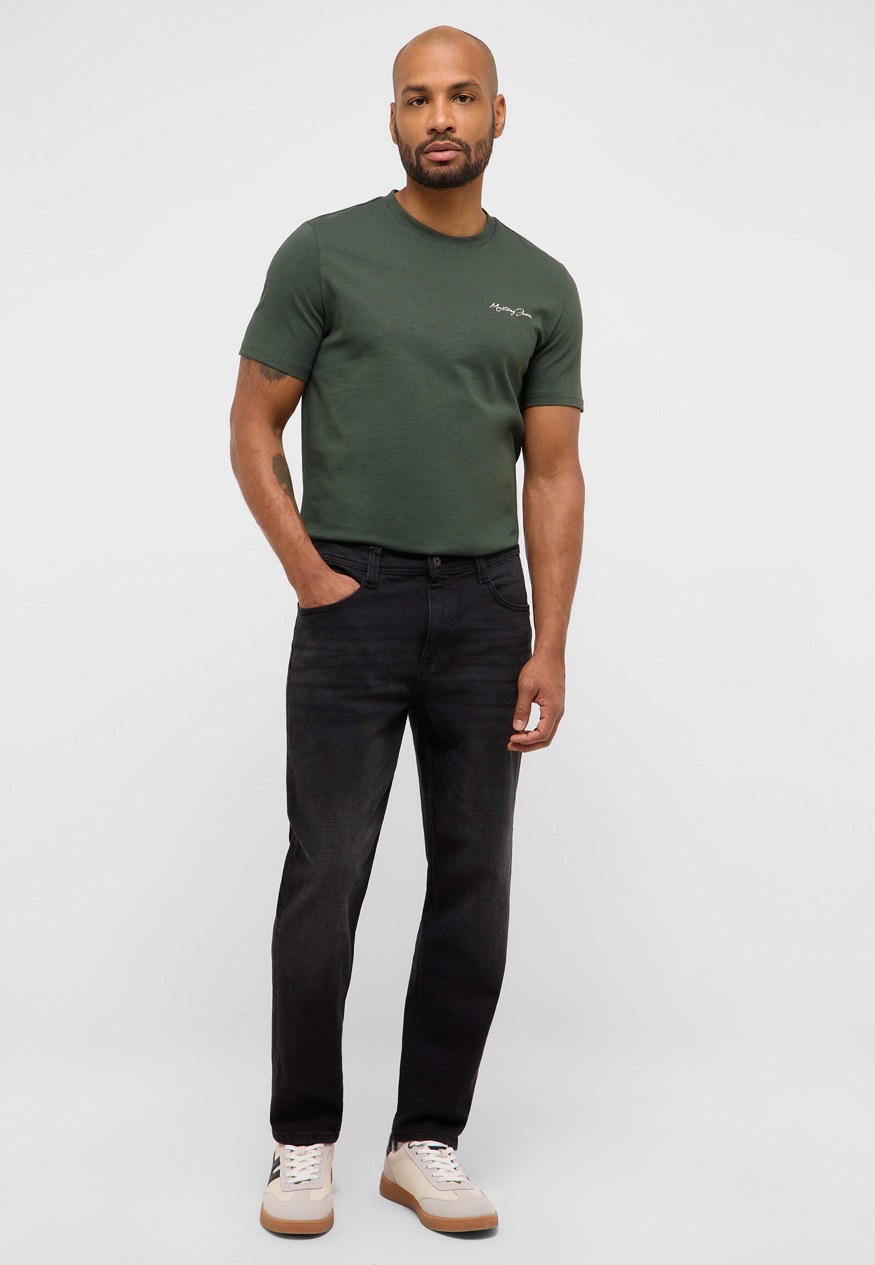 T-shirt, Hosen, Person, Stehend, Mann