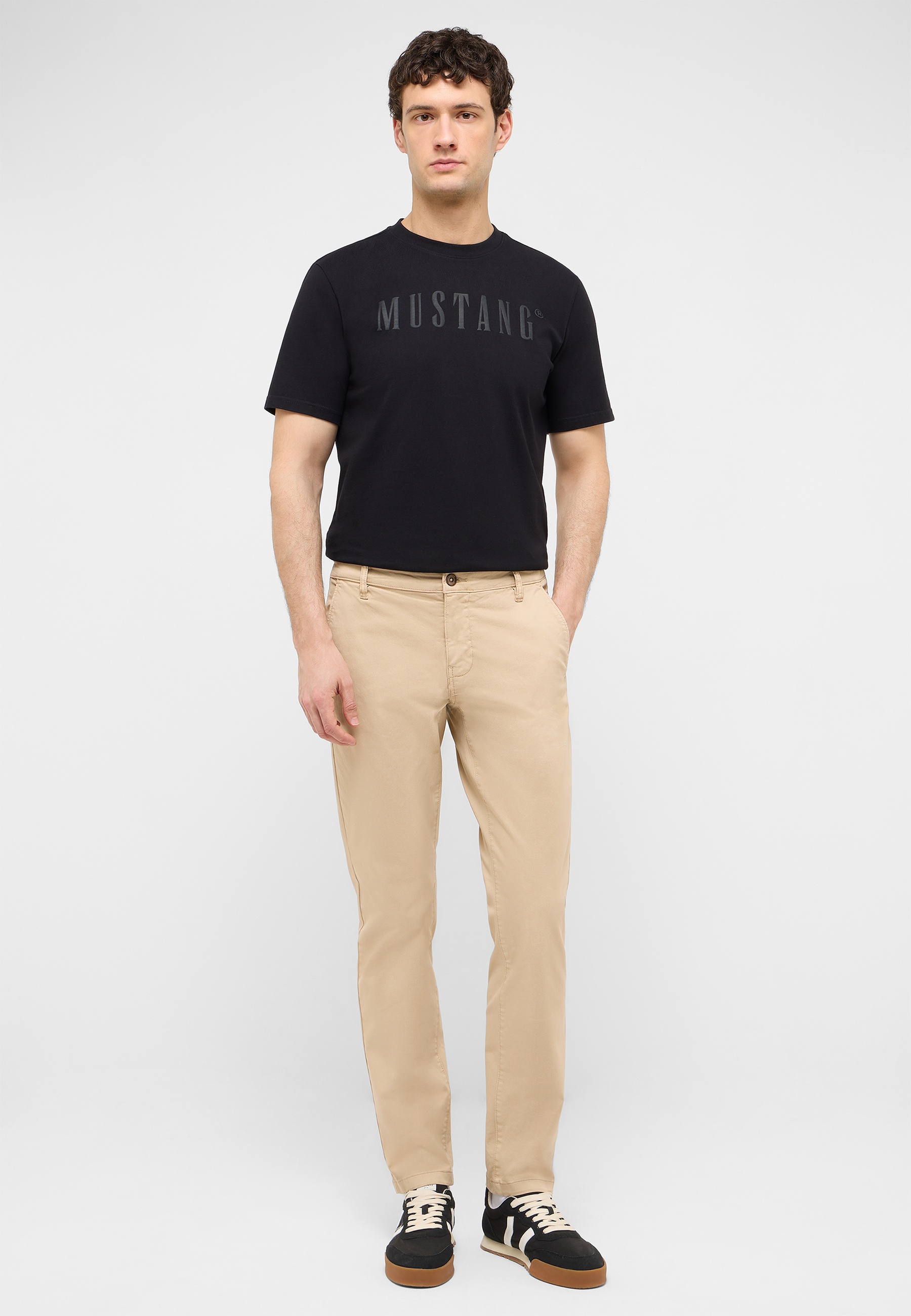 t-shirt, schwarz, logo, hose, beige pants