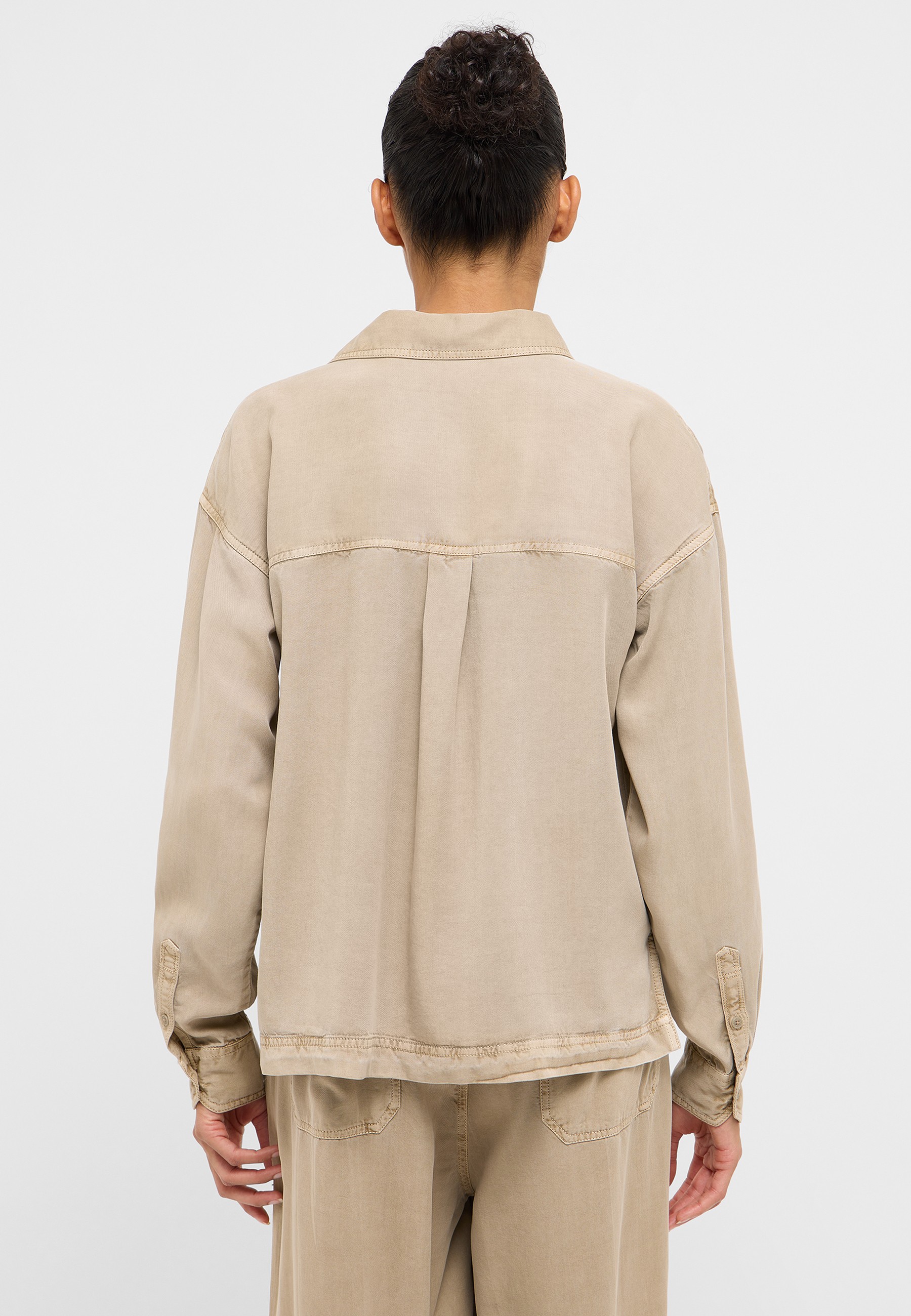 Beige Mantel, Oversize-Jacke, Langarm, Rückenansicht, Genähte Nähte