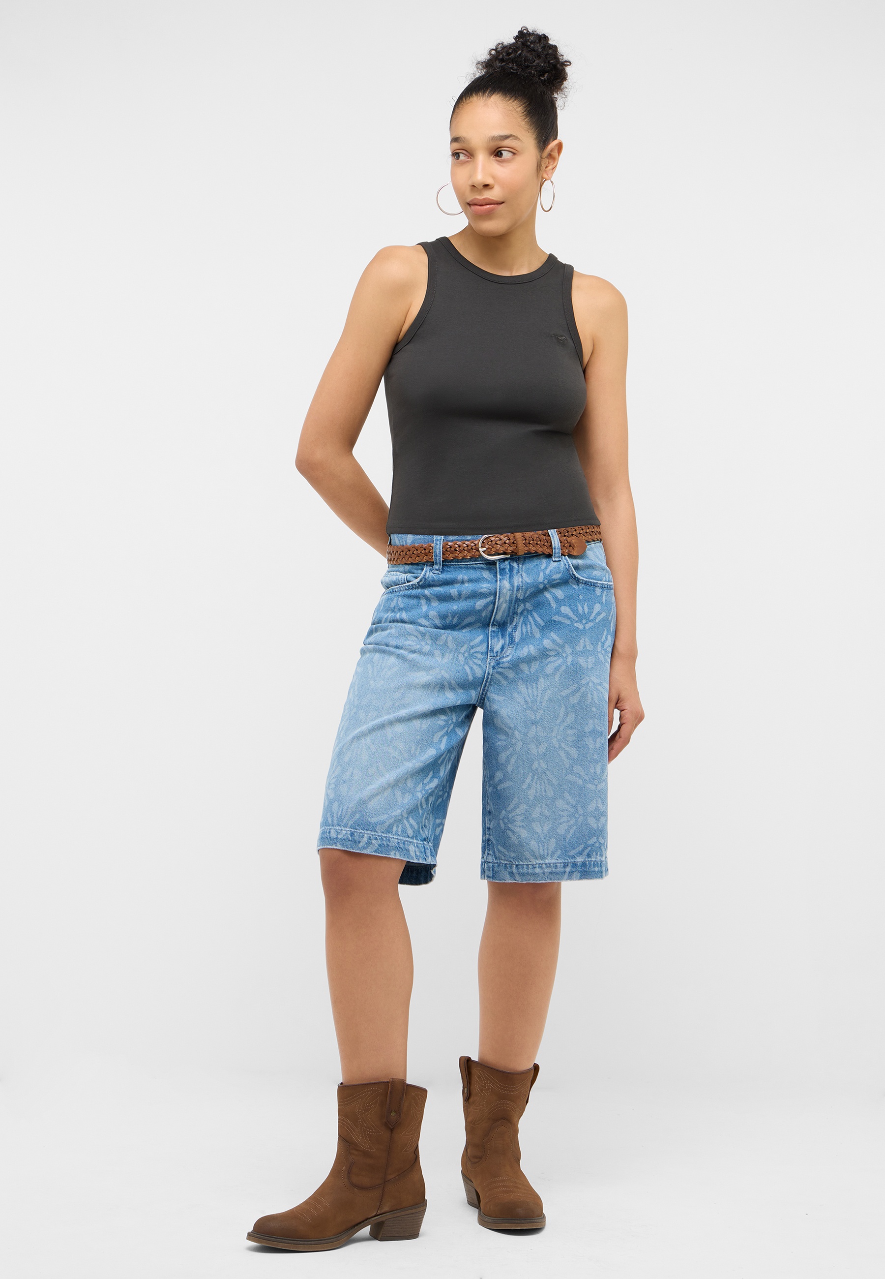tank top, schwarzes Top, ärmelloser, Denim-Shorts, brauner Gürtel, Stiefeletten, casual Outfit, Shorts midi-länge, Tie-Dye Muster, Jeansshorts