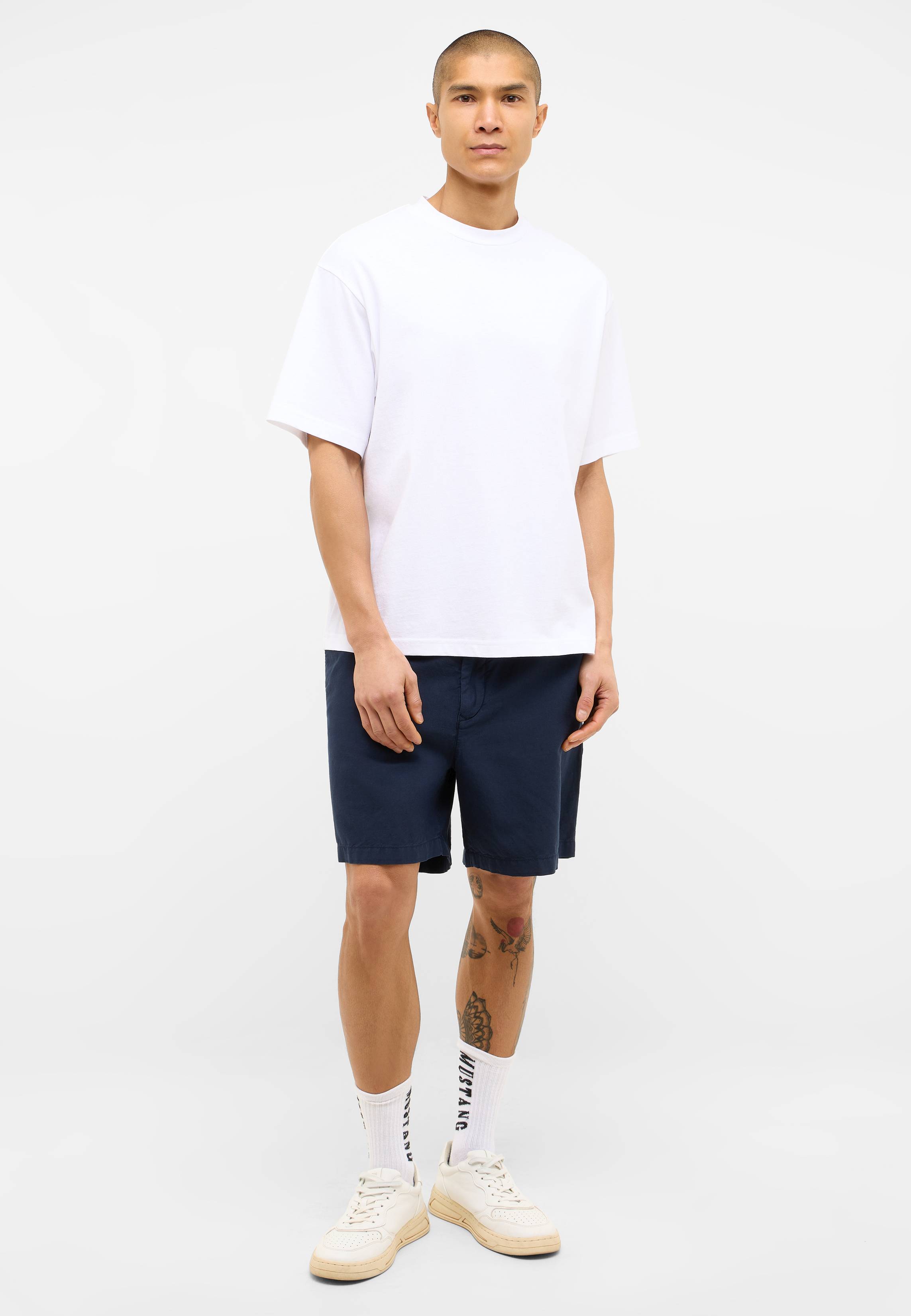 Bekleidung, Kurze Hosen, T-shirt, Person, Tätowierung