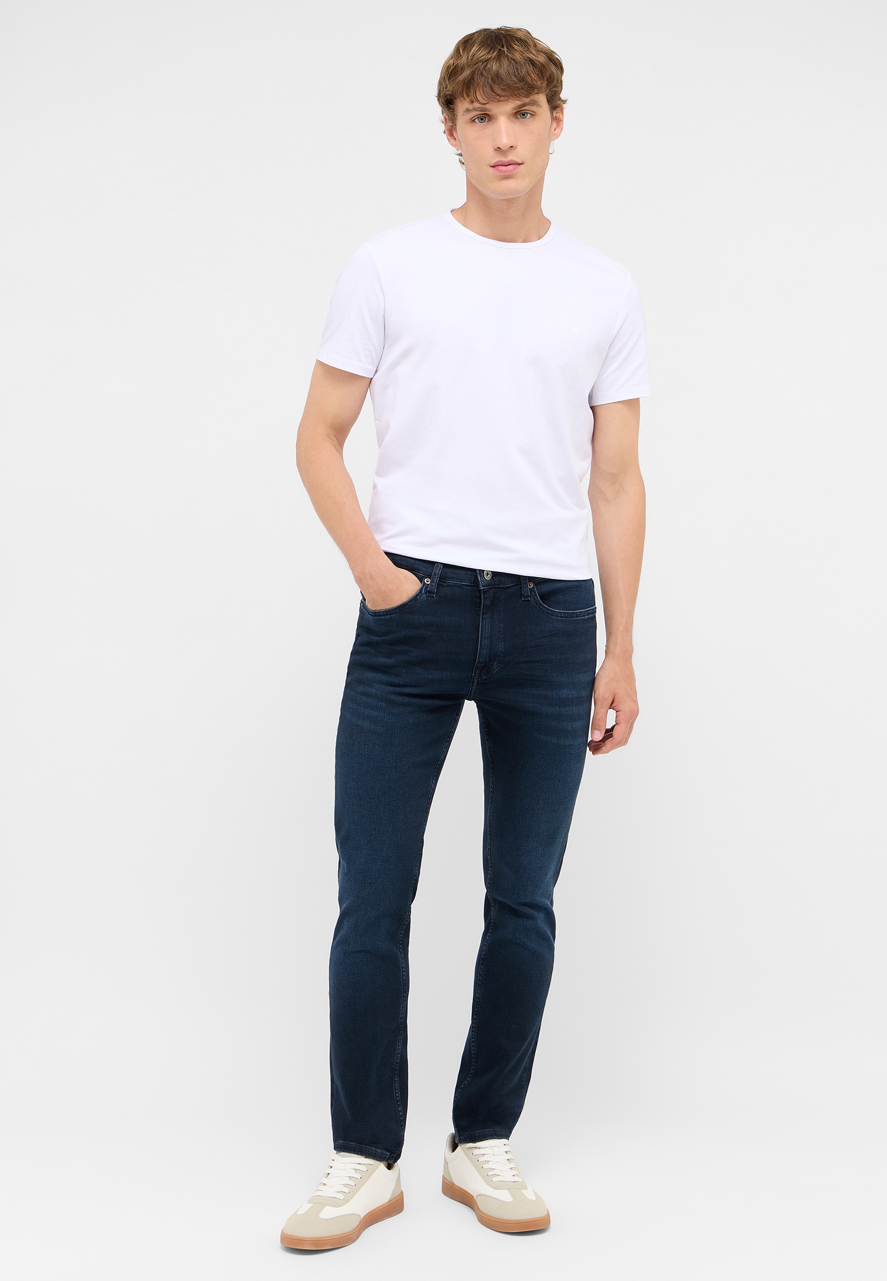 Hosen, T-shirt, Jeans, Person, Stehend