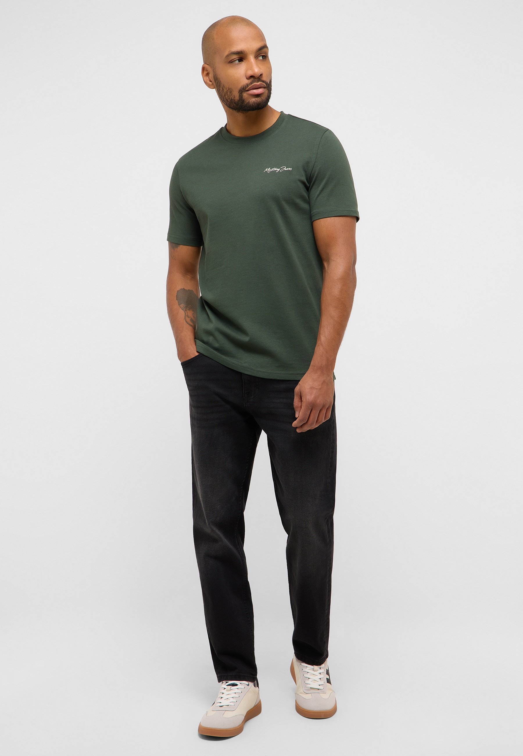 T-shirt, Person, Stehend, Erwachsener, Mann