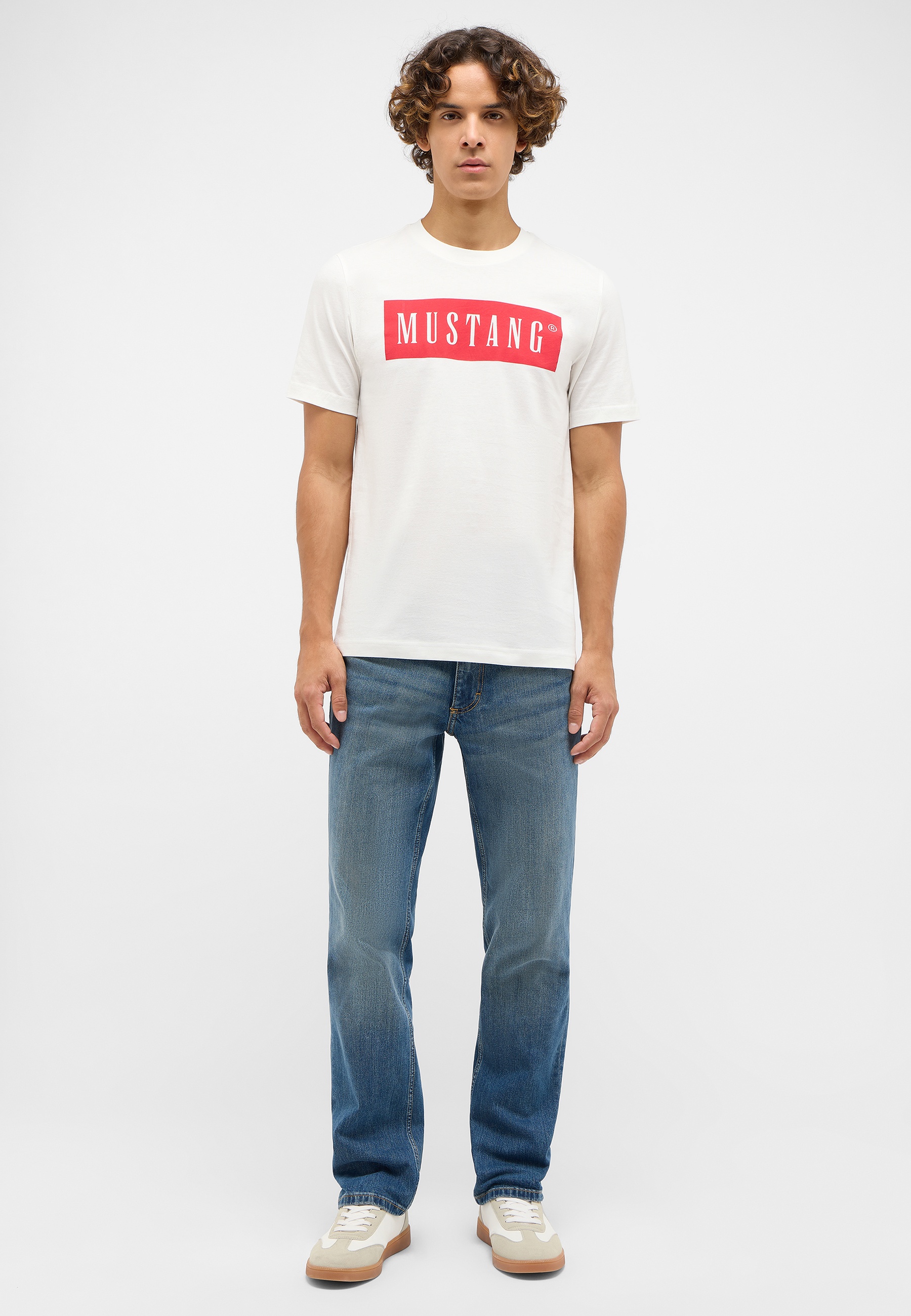 T-shirt, Hosen, Person, Hemd, Stehend