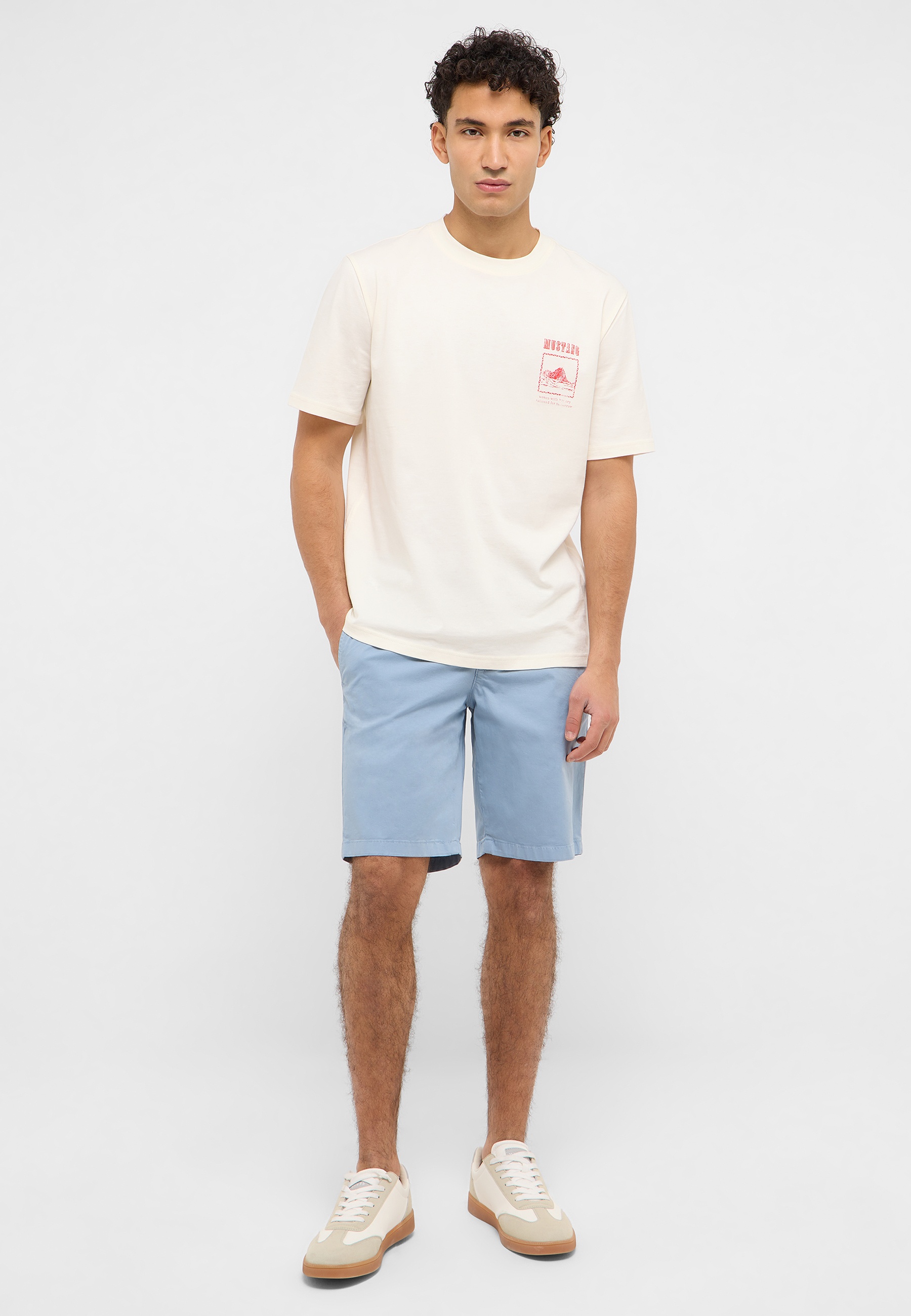 Bekleidung, Kurze Hosen, Person, Schuh, T-shirt