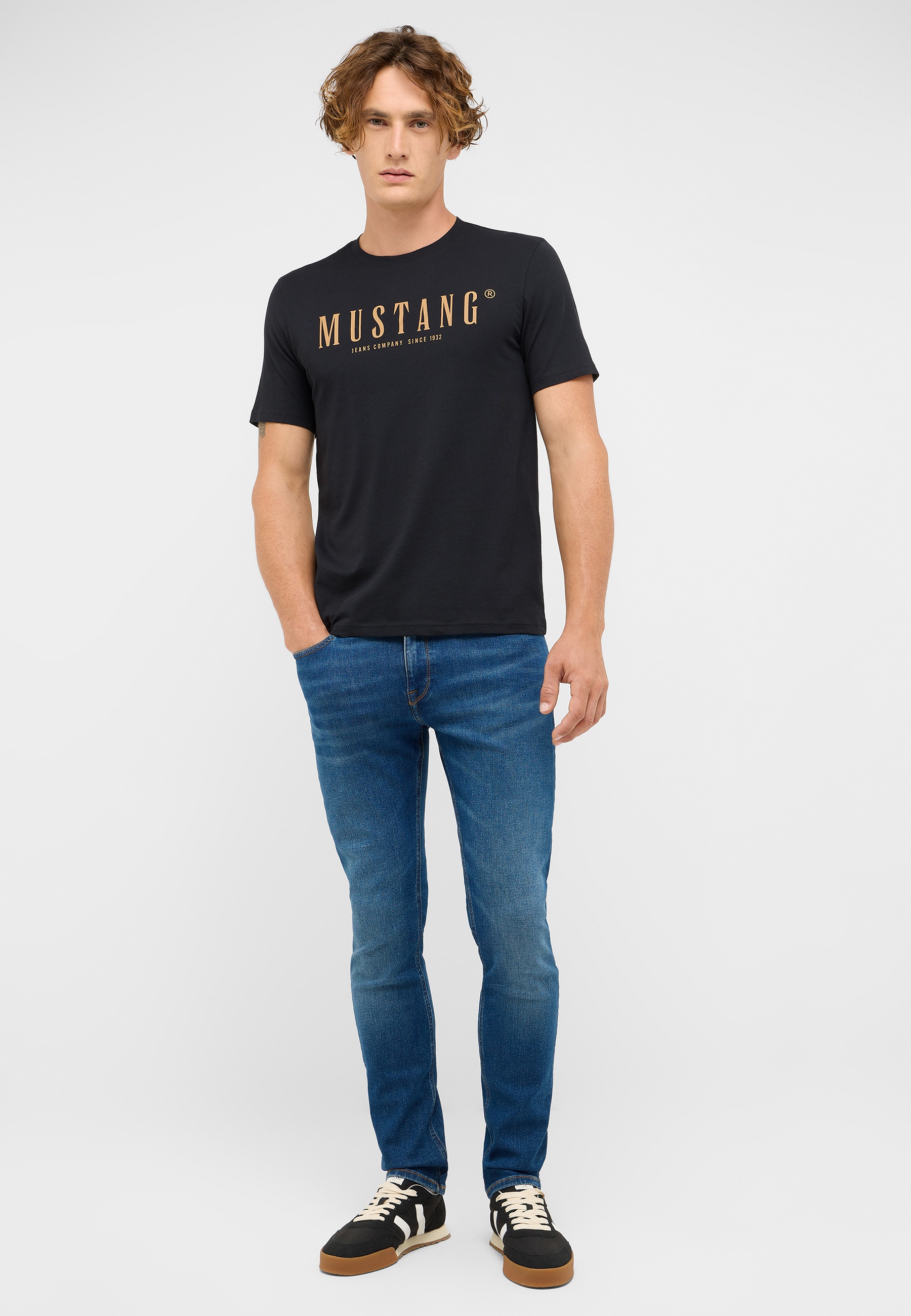 T-shirt, Hosen, Junge, Person, Jugendlich