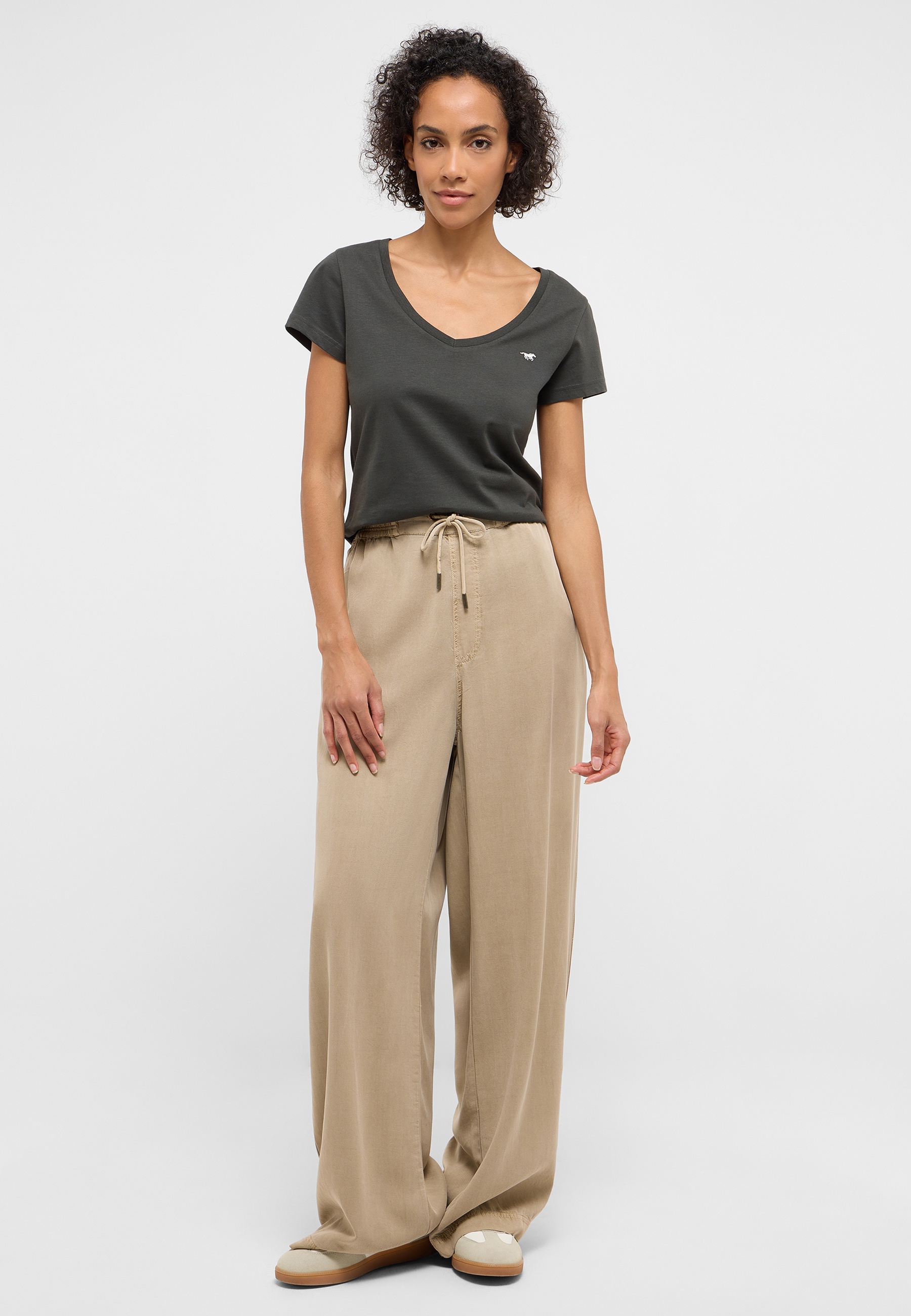 T-Shirt, V-Ausschnitt, Kurzarm, dunkelgrau, Beige Hose