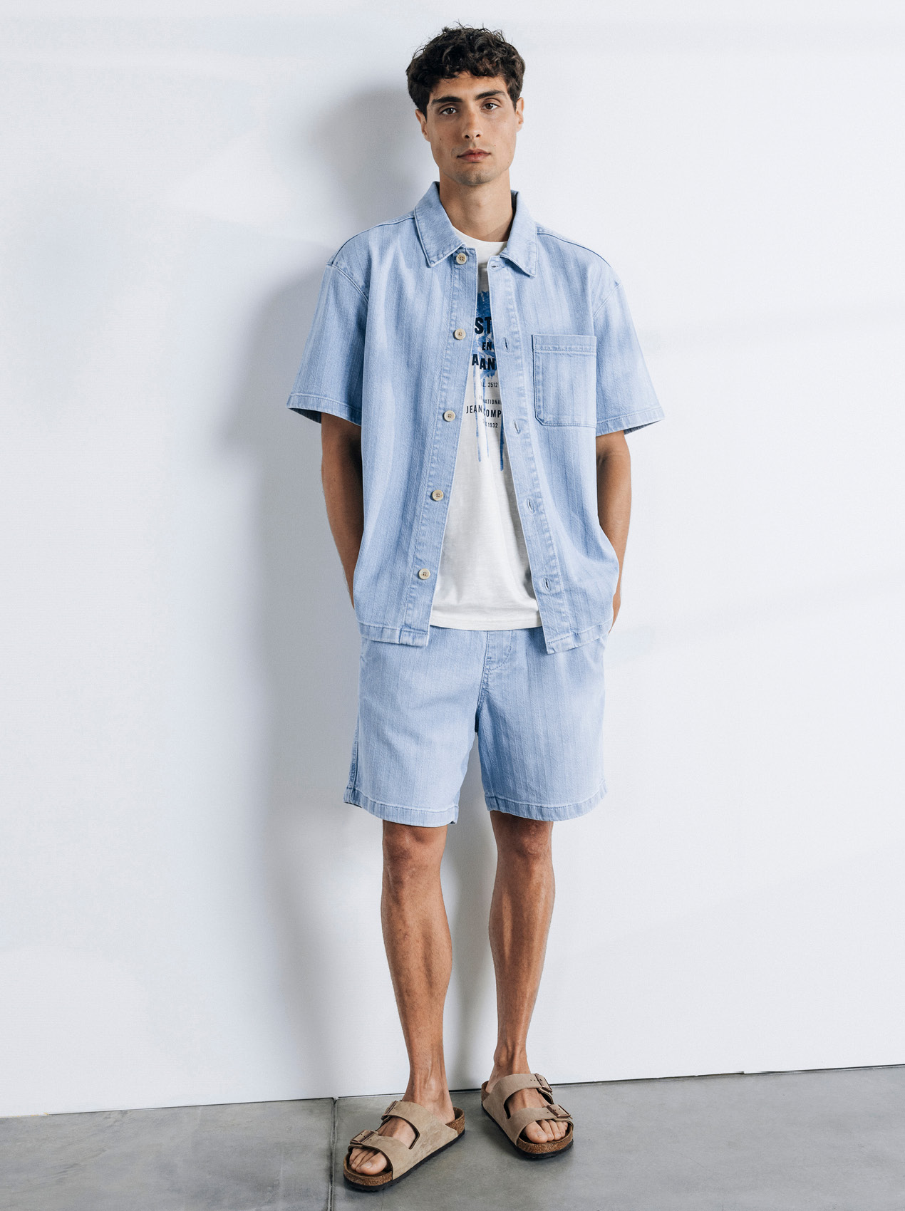 Sandale, Hosen, Kurze Hosen, Hemd, Person