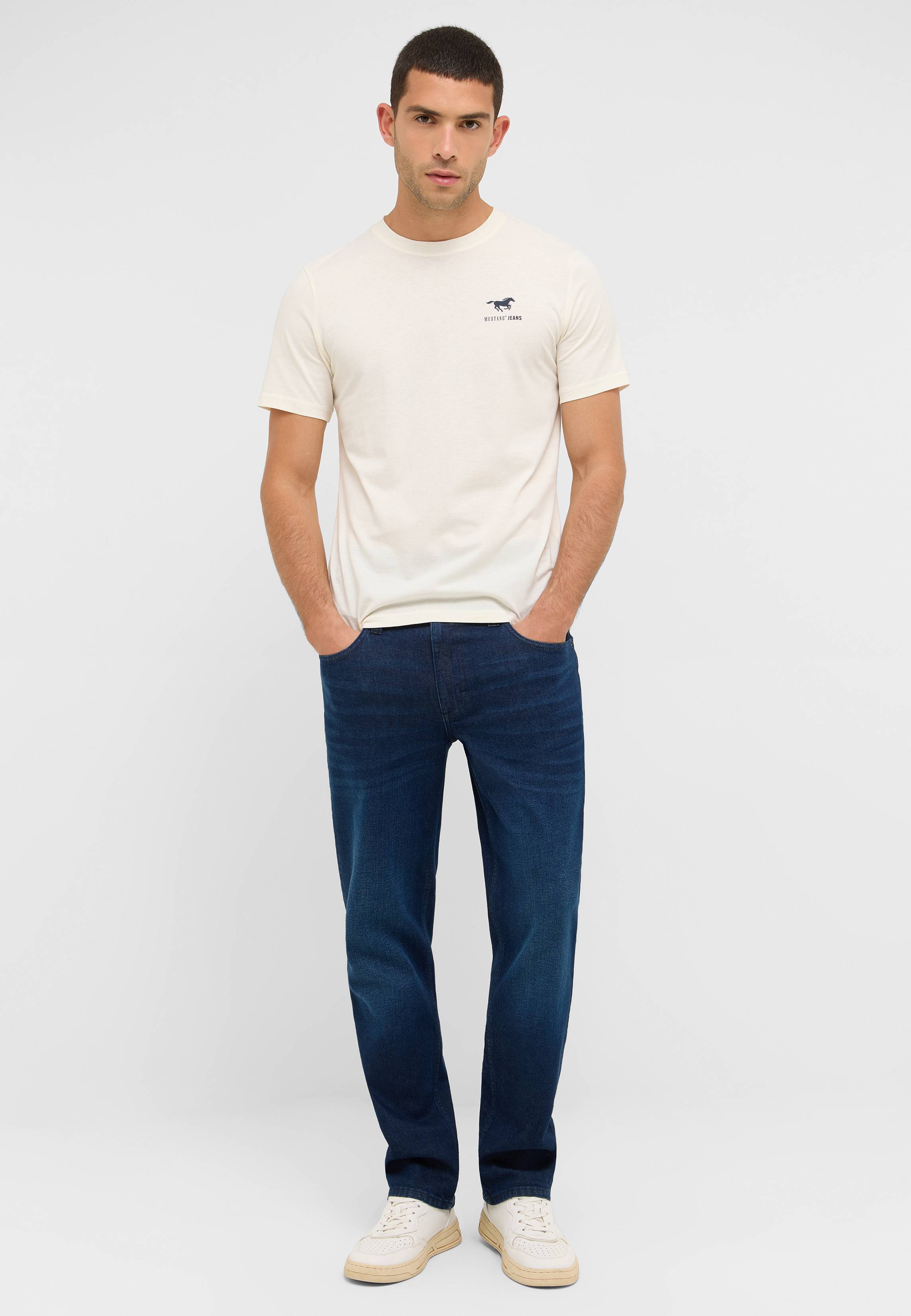 T-shirt, Hosen, Person, Stehend, Mann