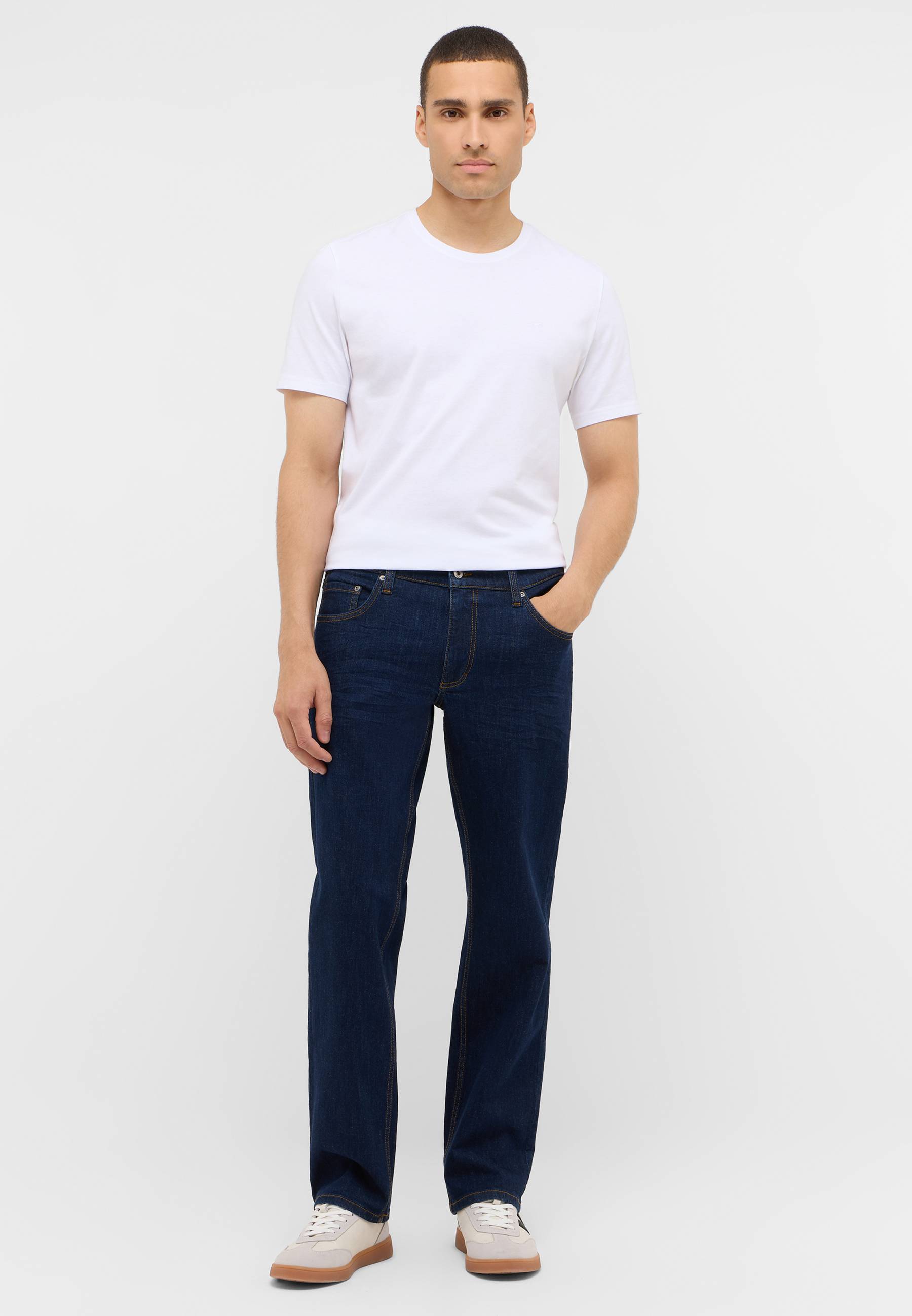 Hosen, T-shirt, Jeans, Person, Stehend