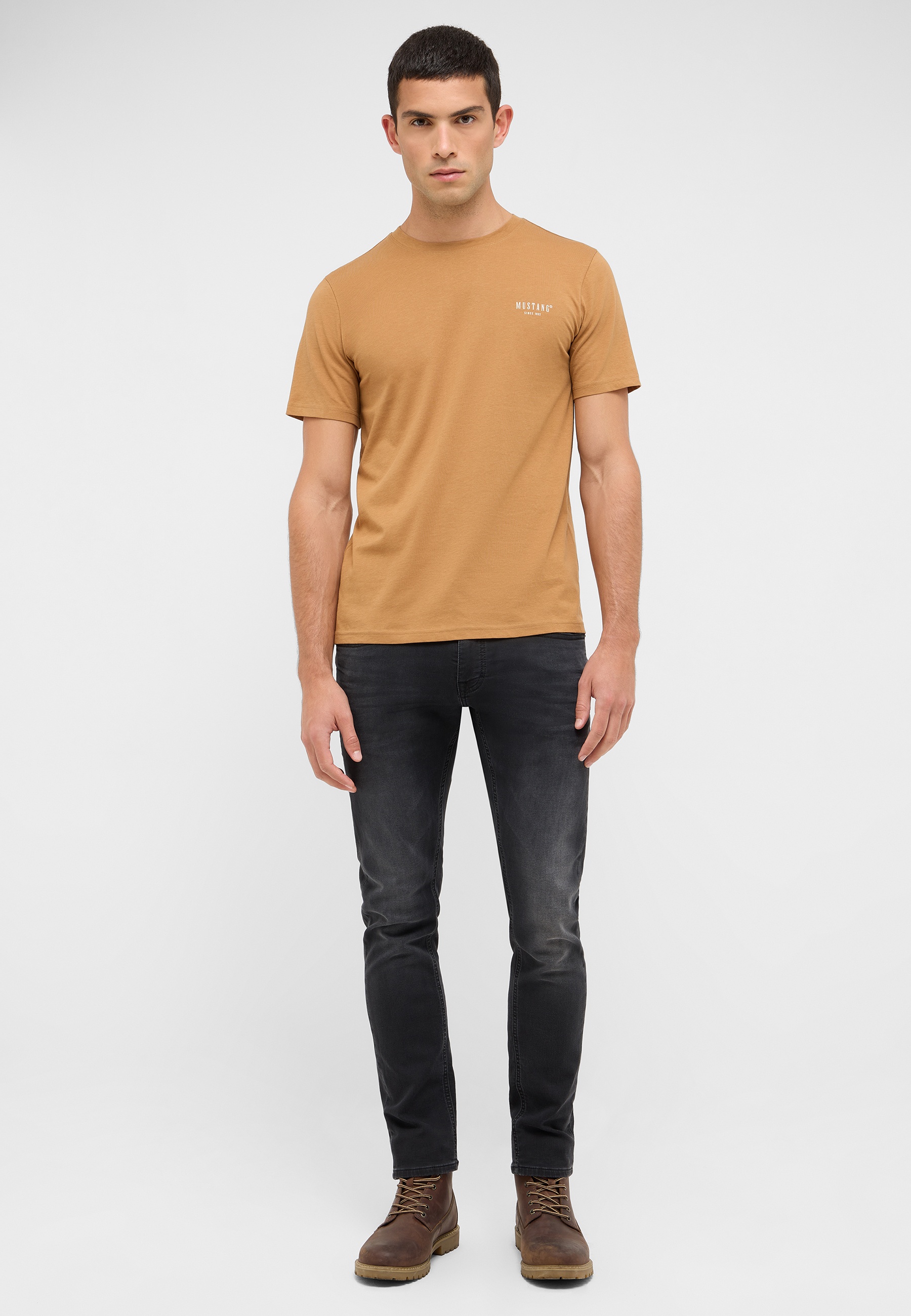 T-shirt, Person, Stehend, Hosen, Mann